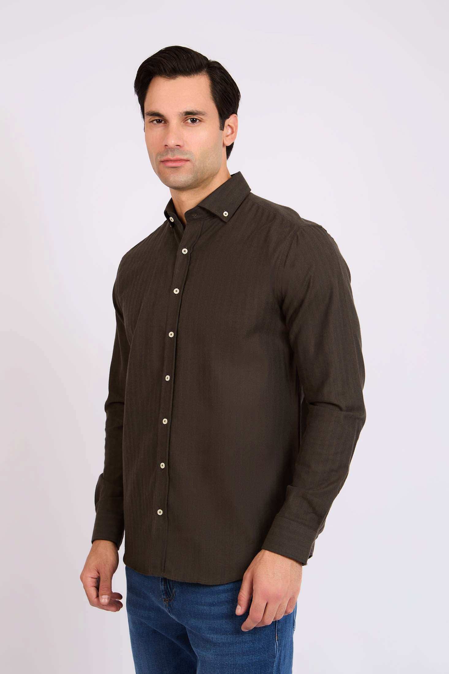 قميص الرجال العادي بني