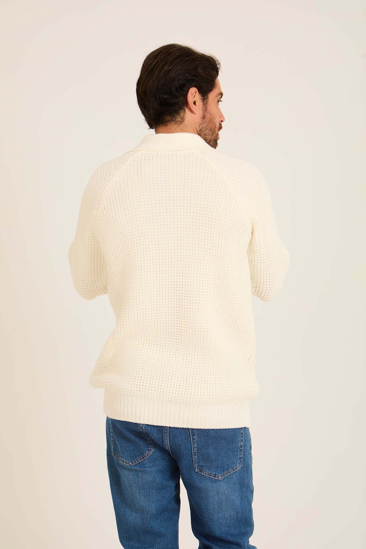 رجال يصورون سترة برقبة مزخرفة بأزرار بيضاء فاتحة إلى الصفر