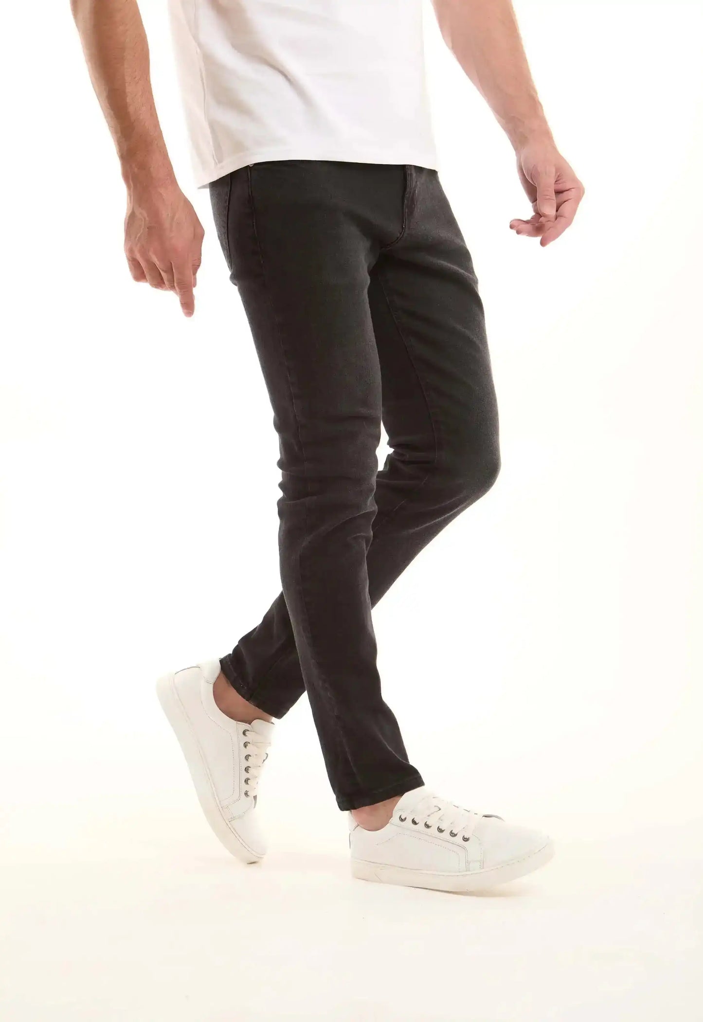 جينز أسود بقصة Slim Fit