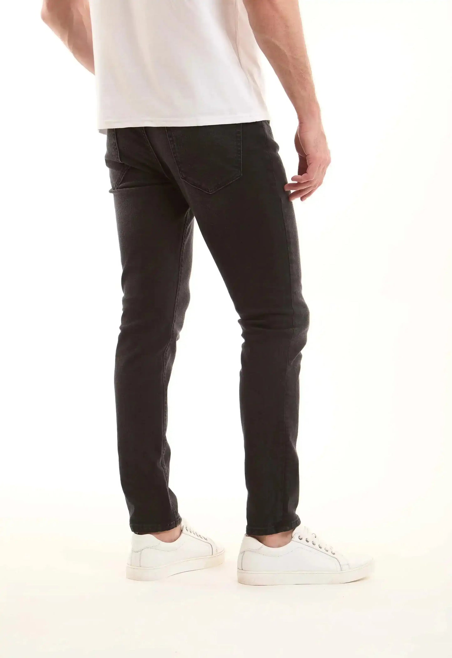 جينز أسود بقصة Slim Fit