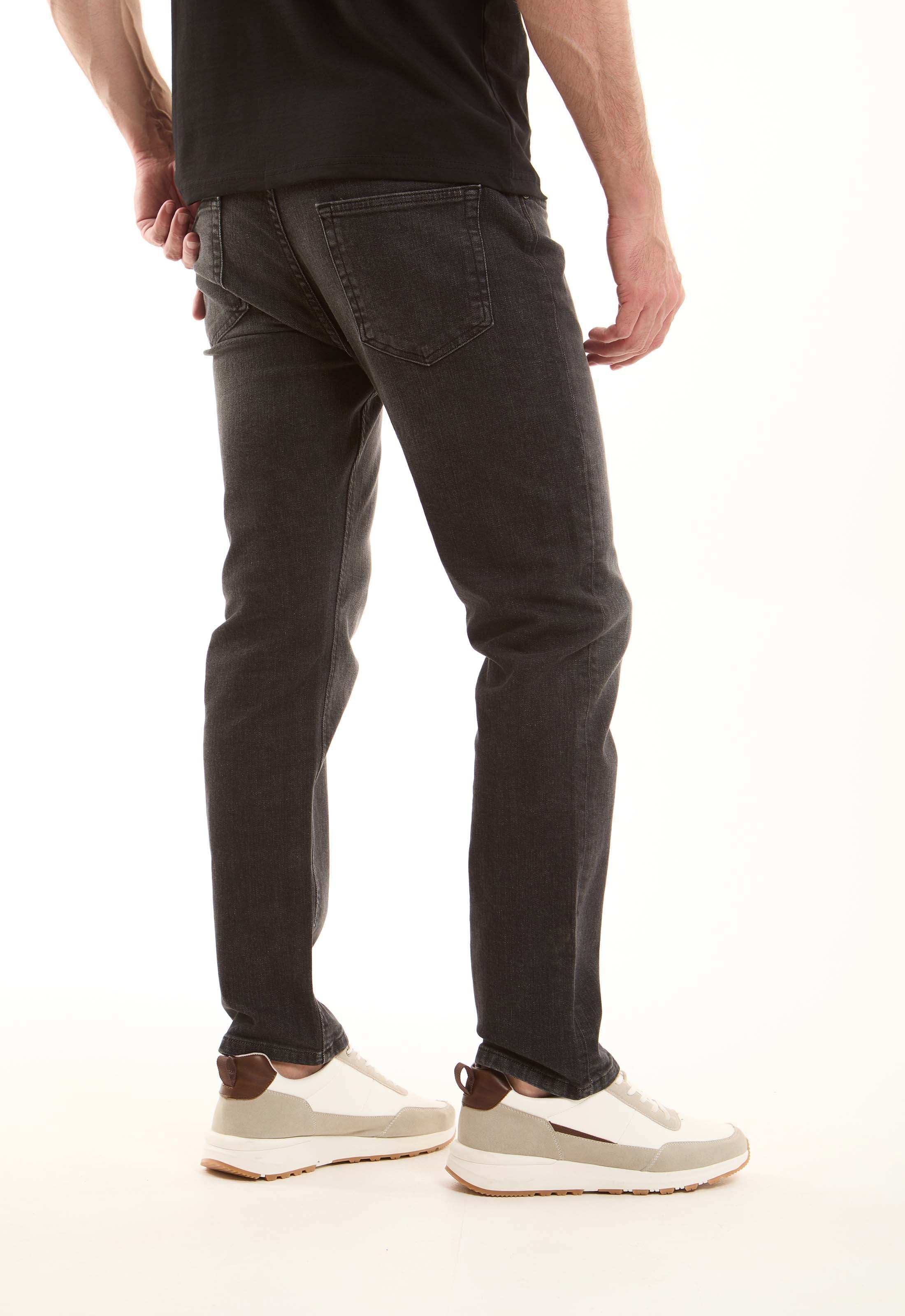 جينز مريح بساق مستقيمة للاستخدام اليومي