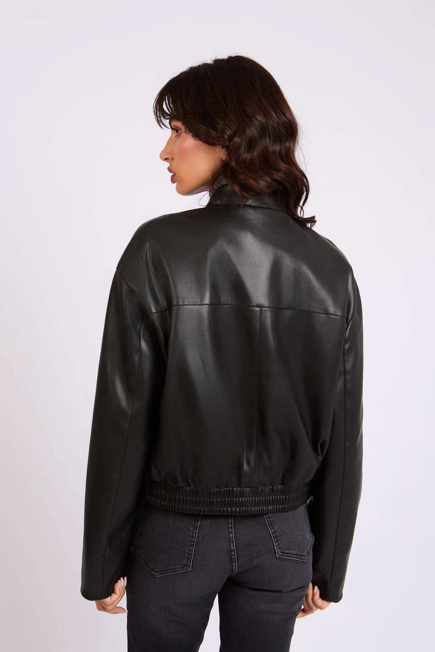 سترة نسائية عادية سوداء