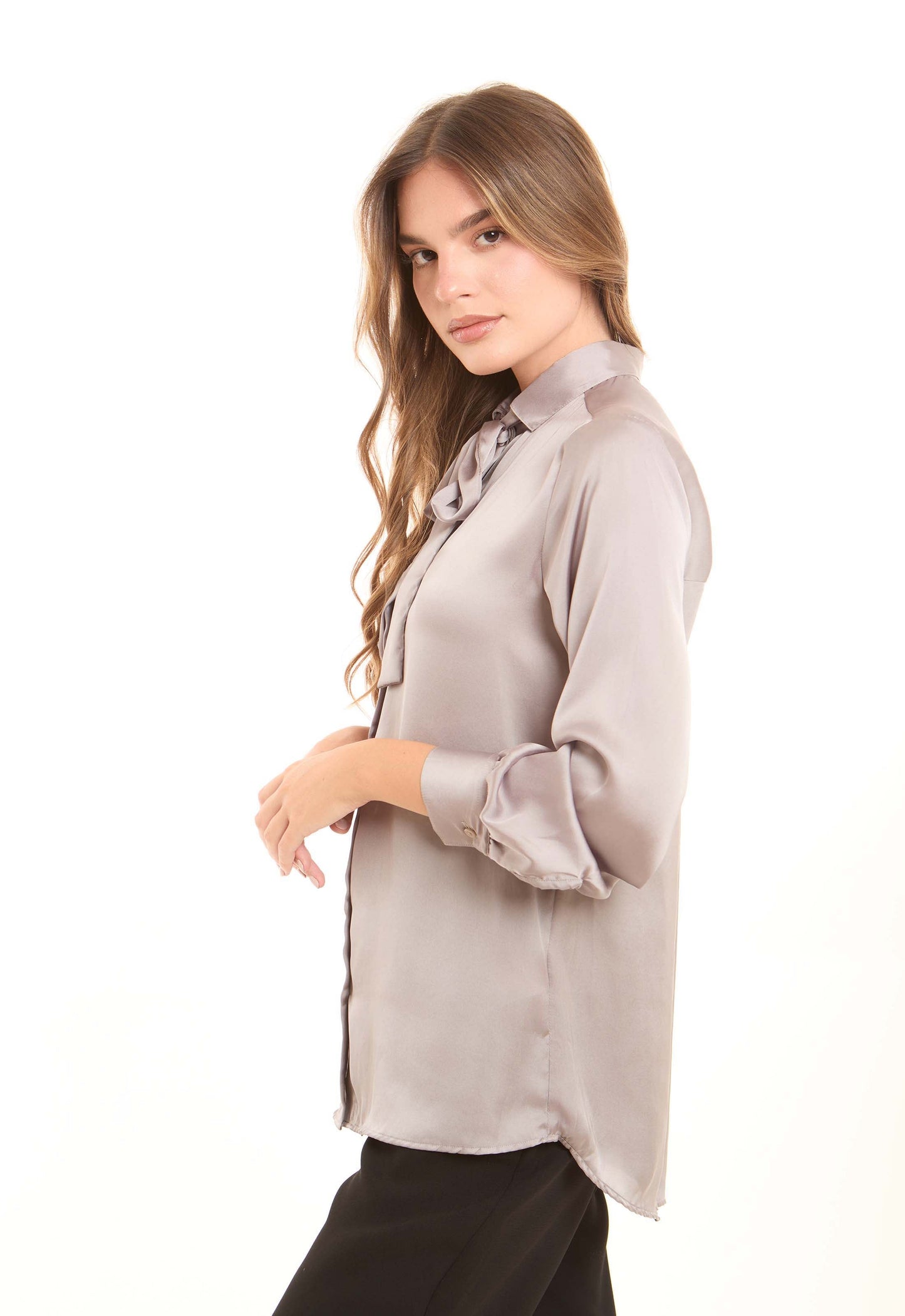 بلوزة ساتان أنيقة بياقة برباط