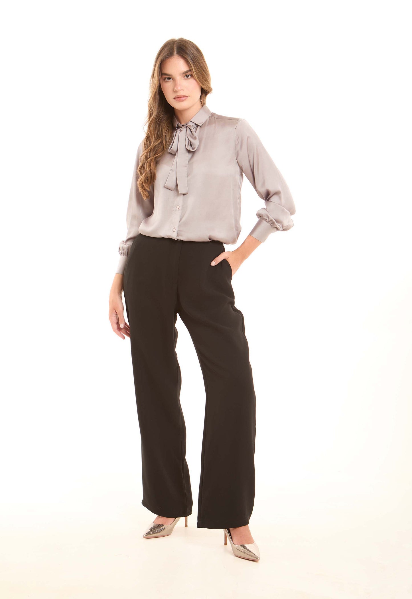 بلوزة ساتان أنيقة بياقة برباط