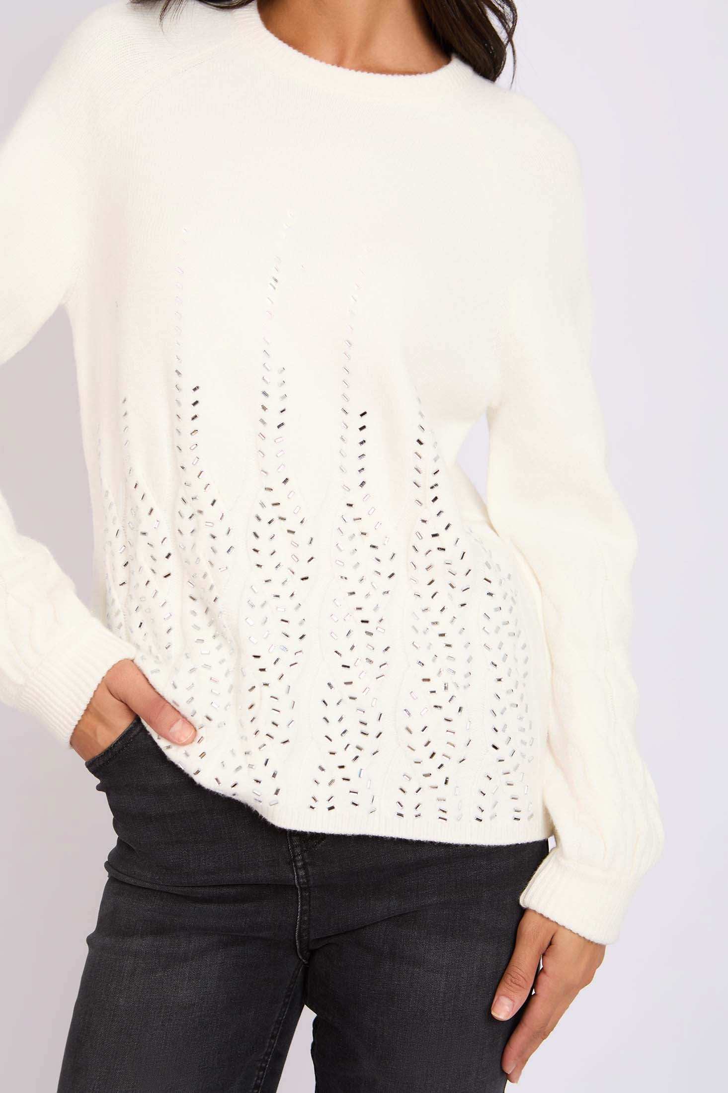 بلوفر نسائي عادي بلون أبيض