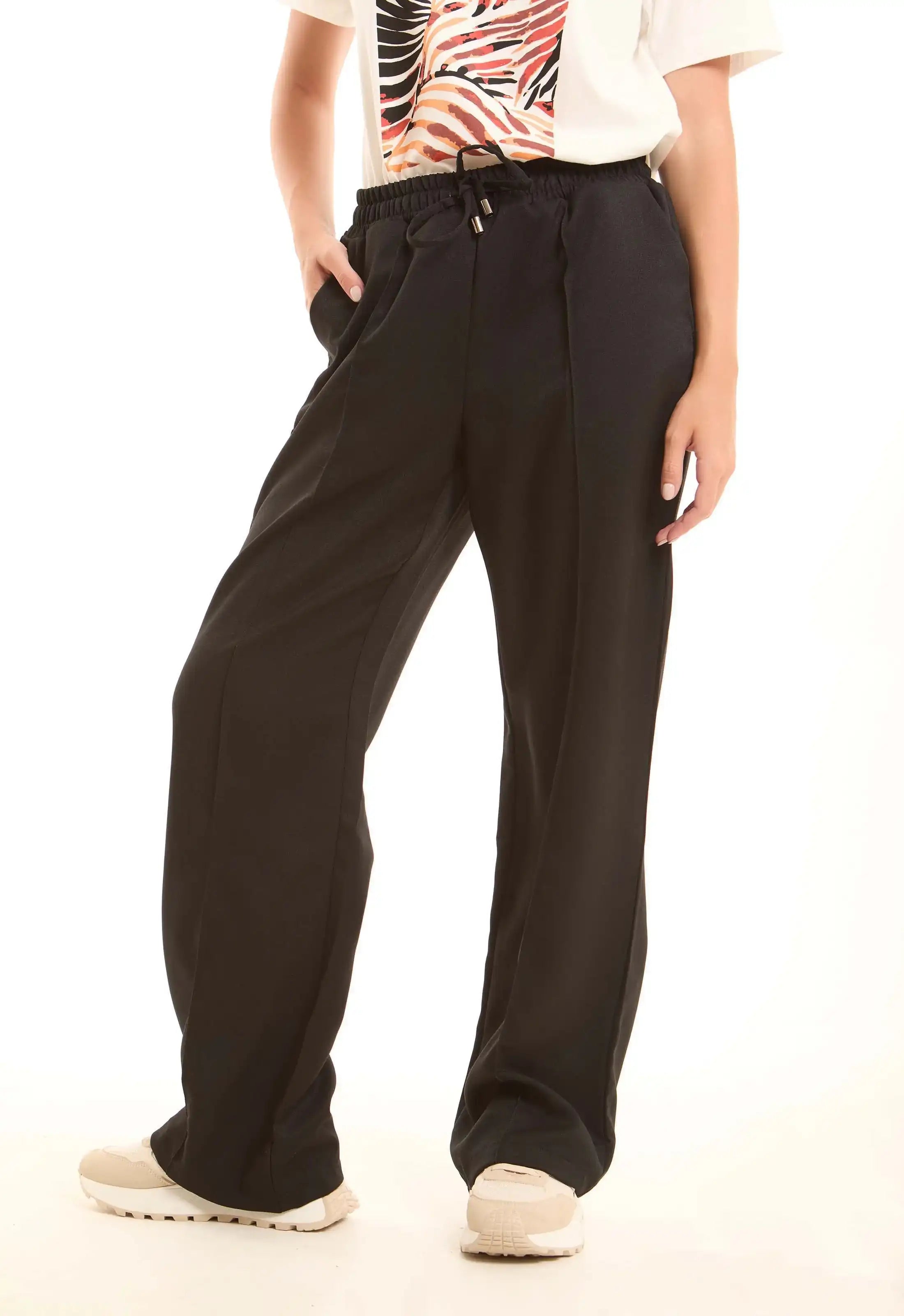 بنطلون كارجو جلد بقصة ساق واسعة