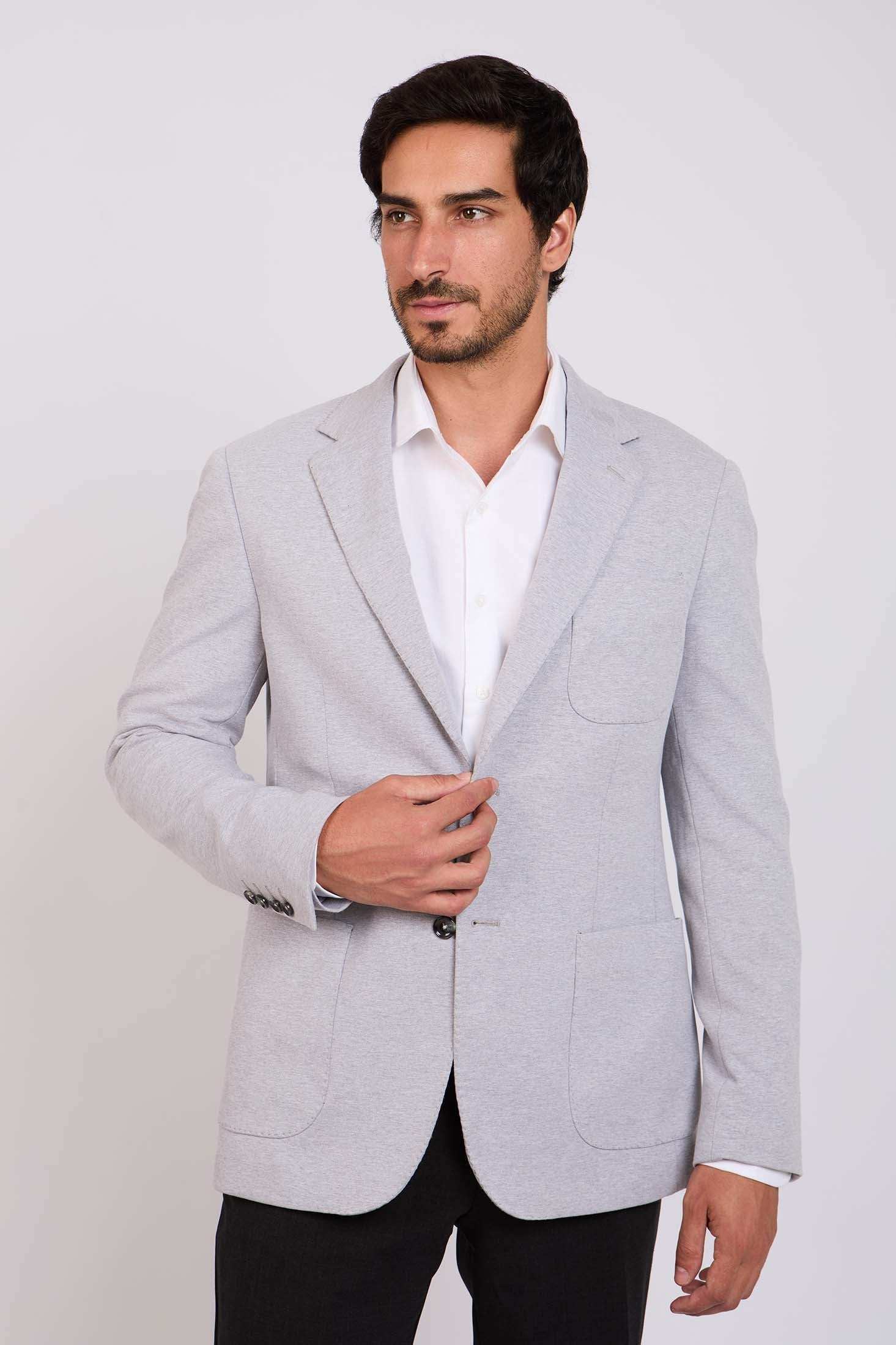 رجال عاديون ببليزر رمادي