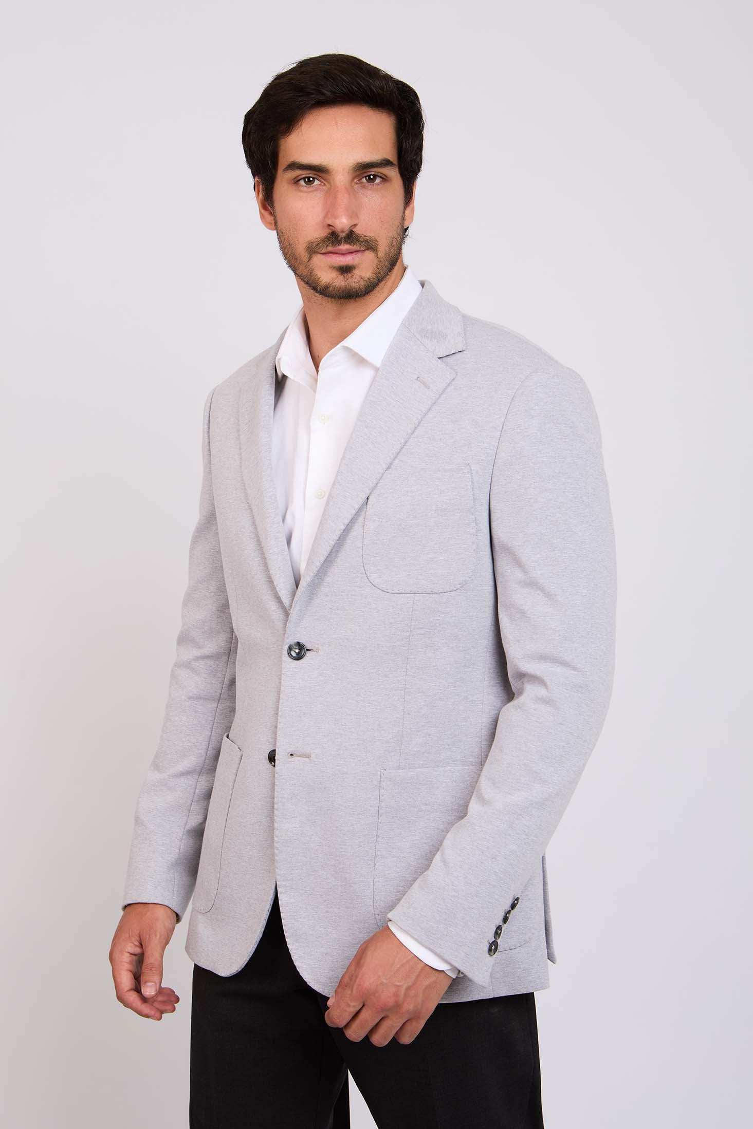 رجال عاديون ببليزر رمادي