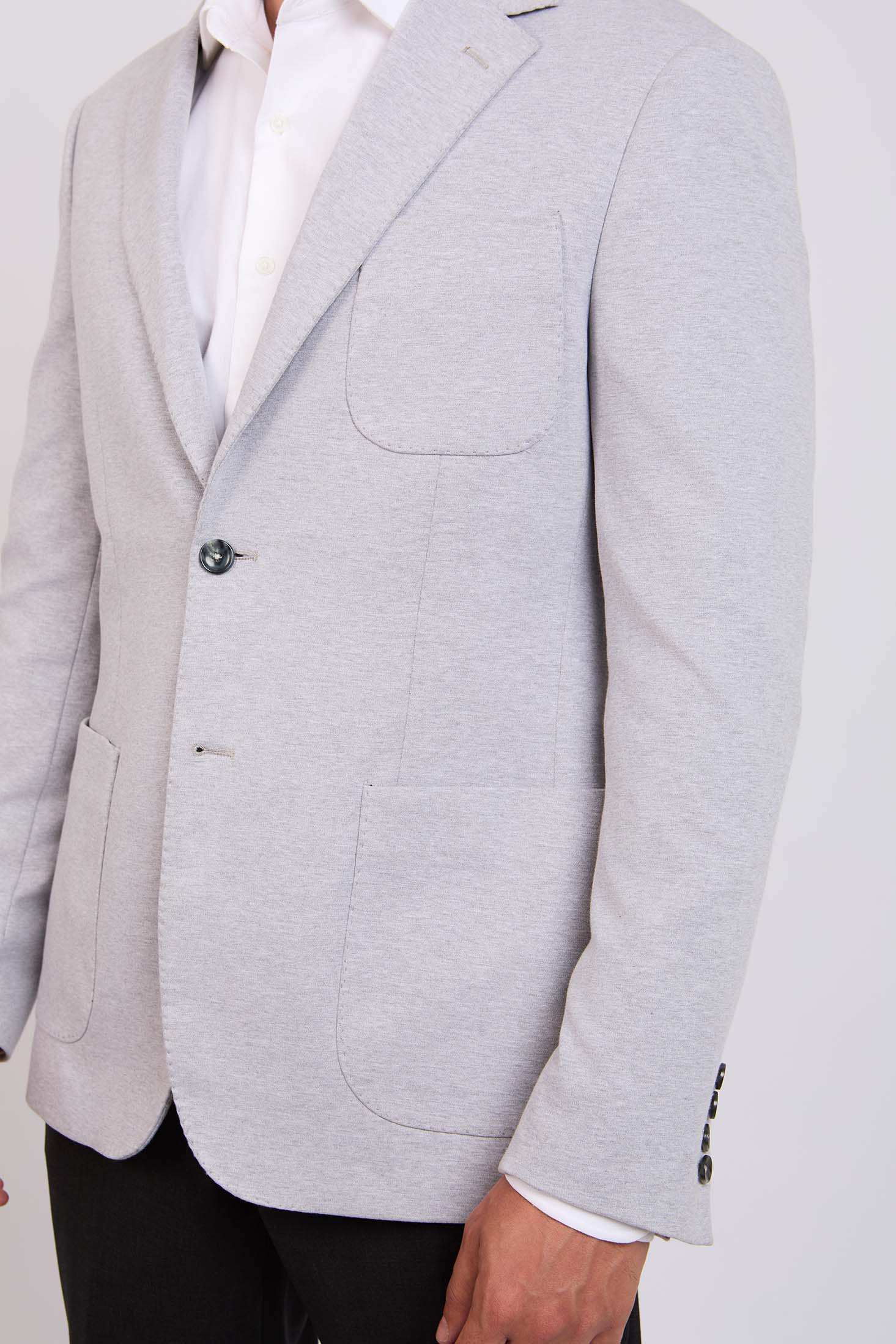 رجال عاديون ببليزر رمادي