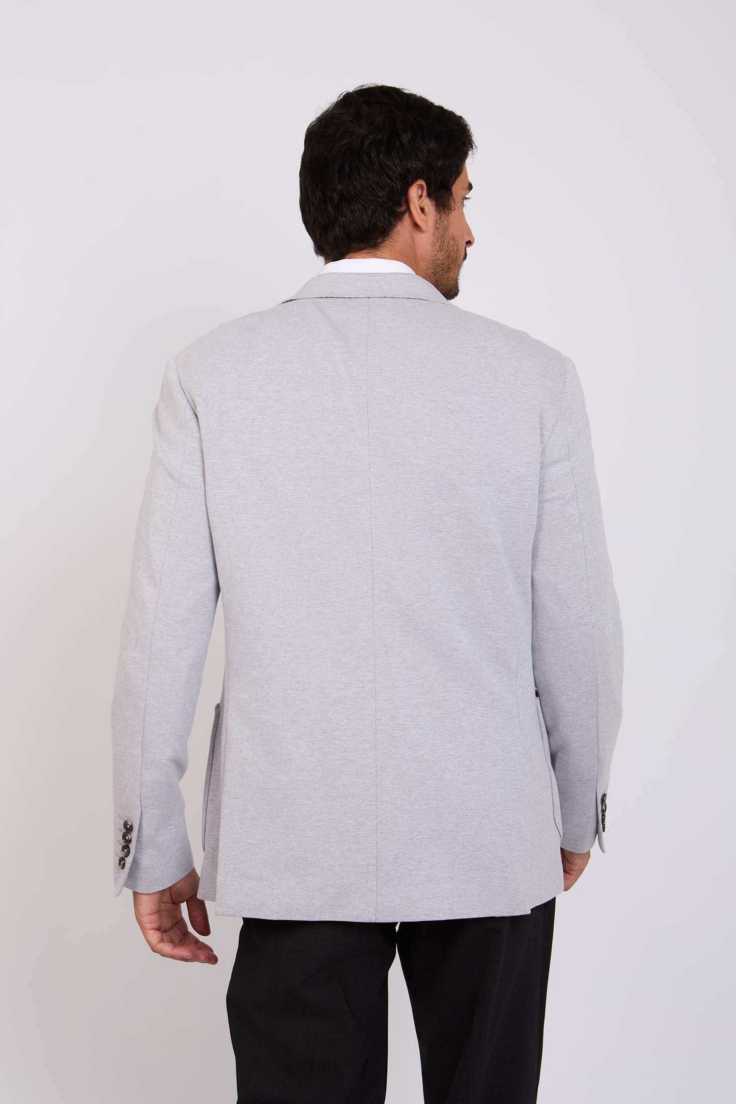 رجال عاديون ببليزر رمادي