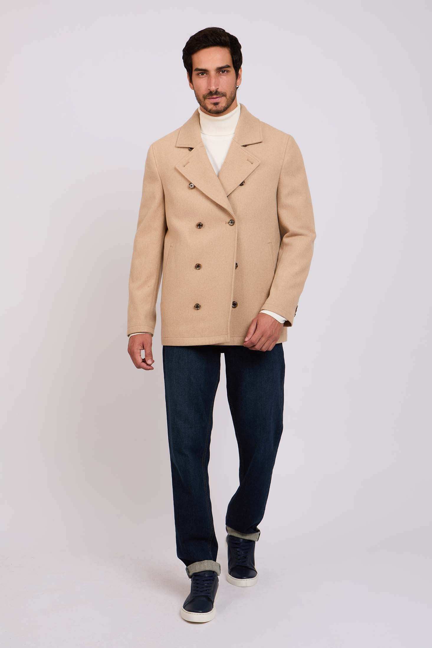 الرجال العاديون بمعطف بني