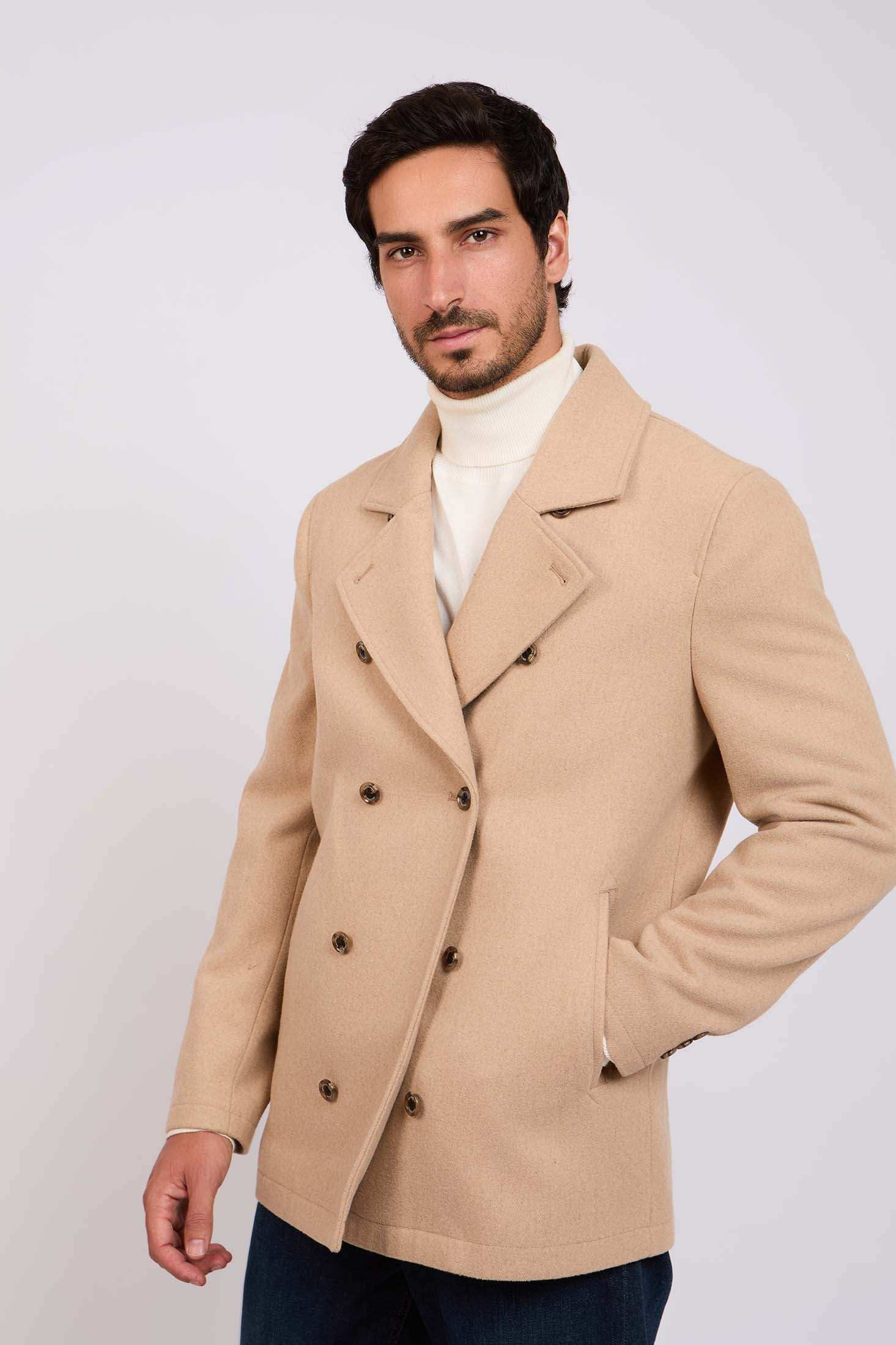 الرجال العاديون بمعطف بني