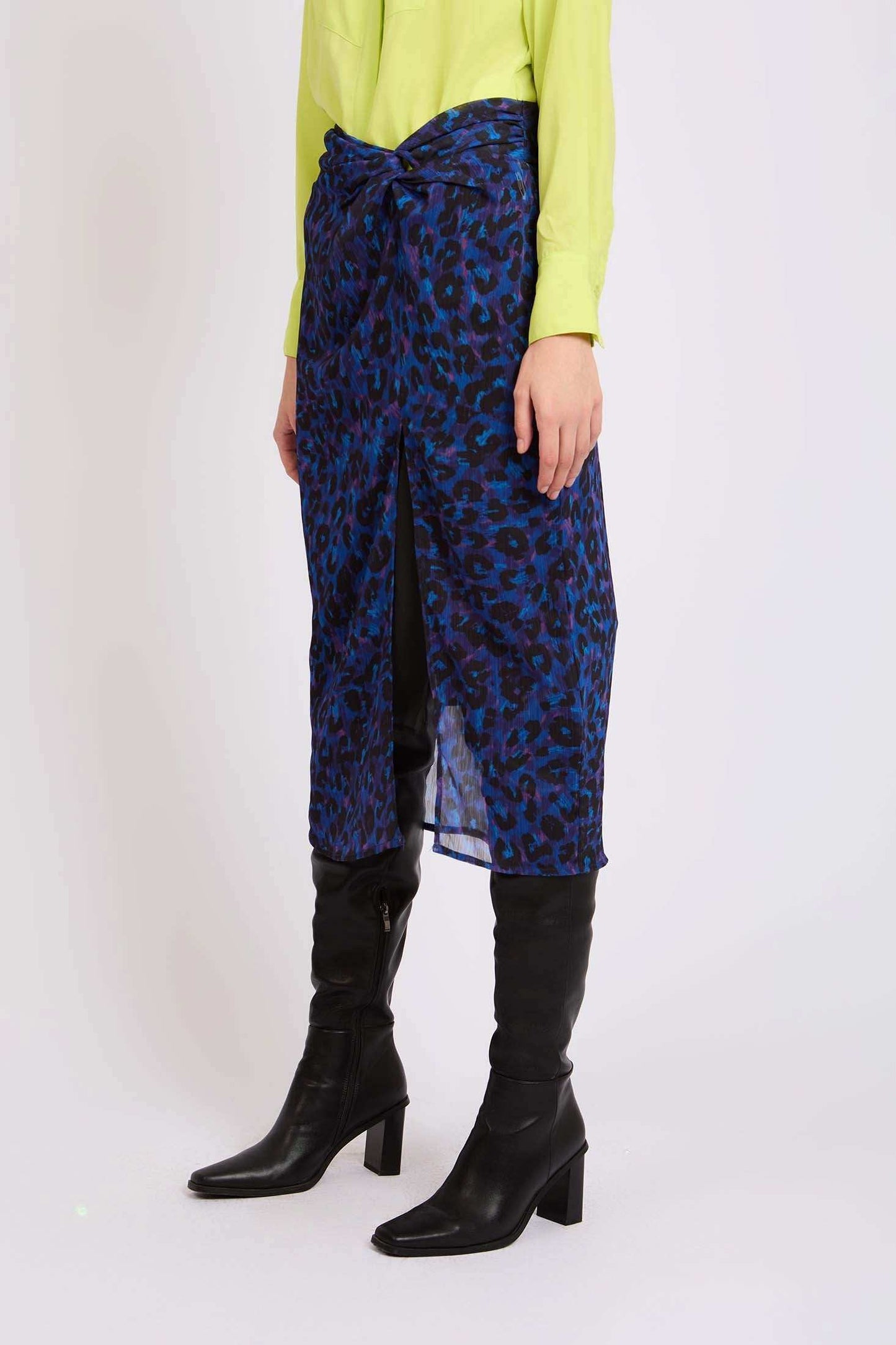 تنورة نسائية بفيت عادي أزرق