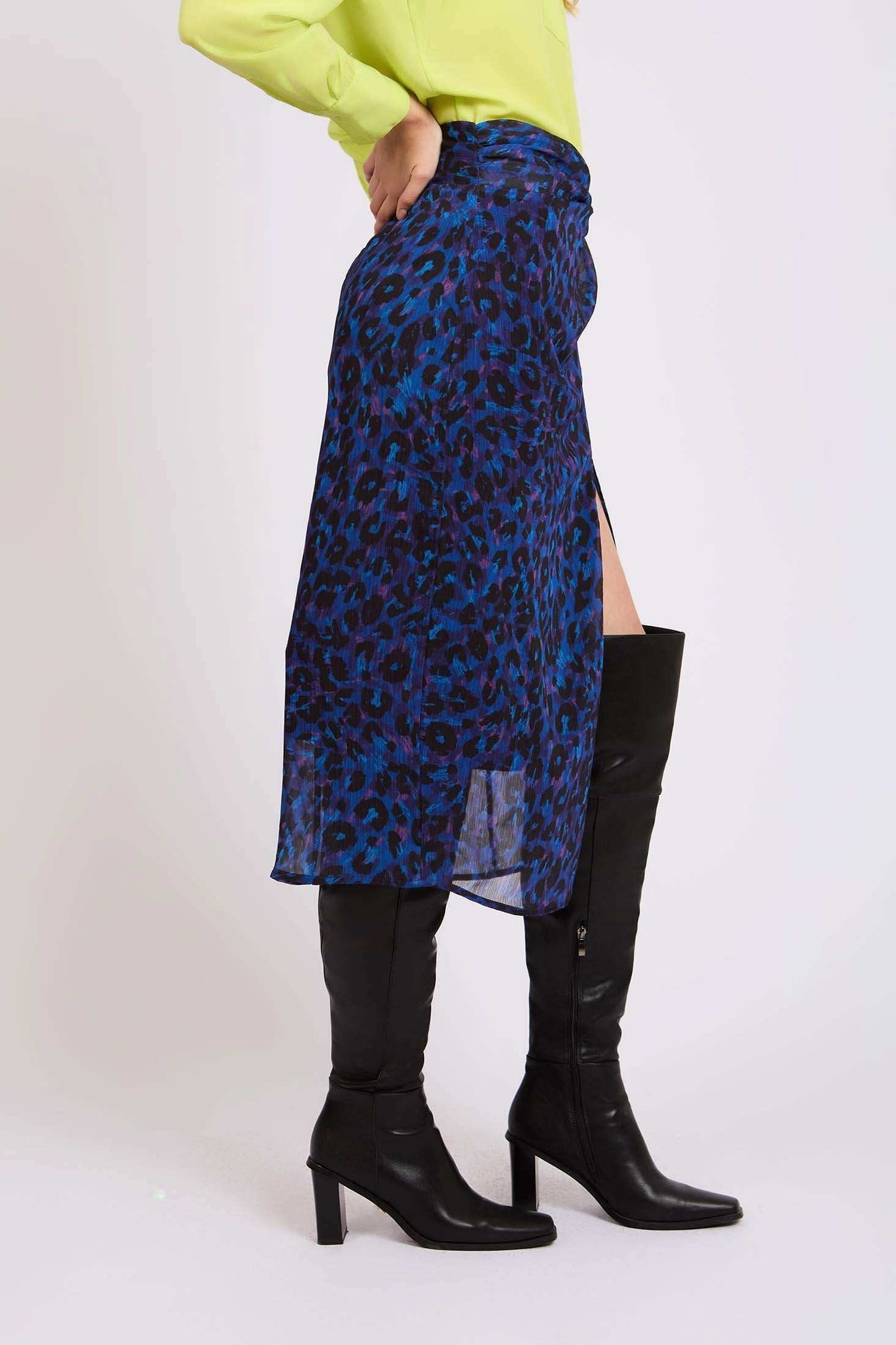 تنورة نسائية بفيت عادي أزرق