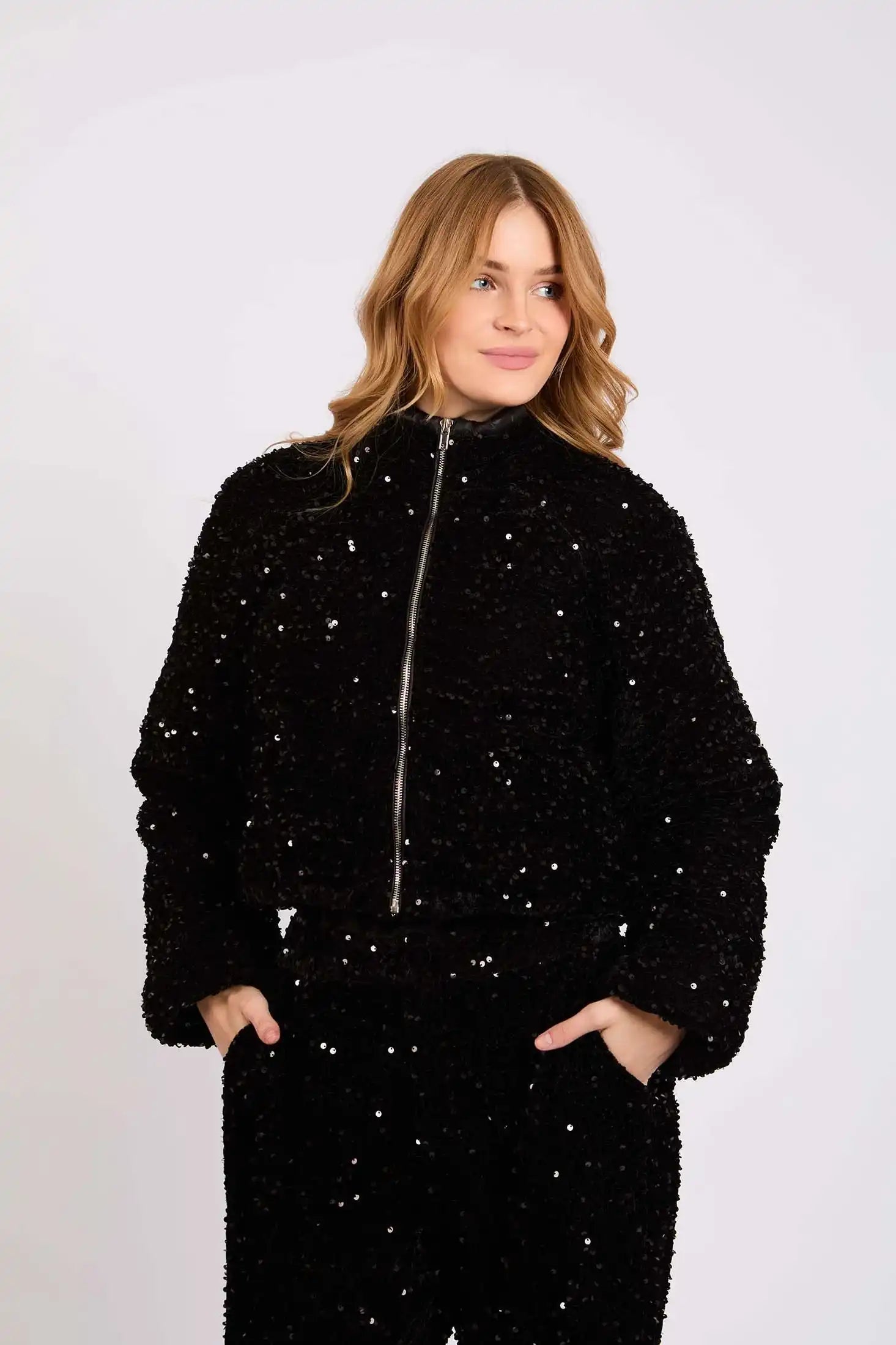 سترة نسائية عادية سوداء