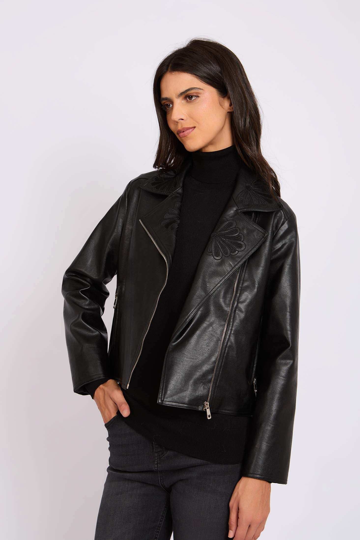 سترة نسائية عادية سوداء