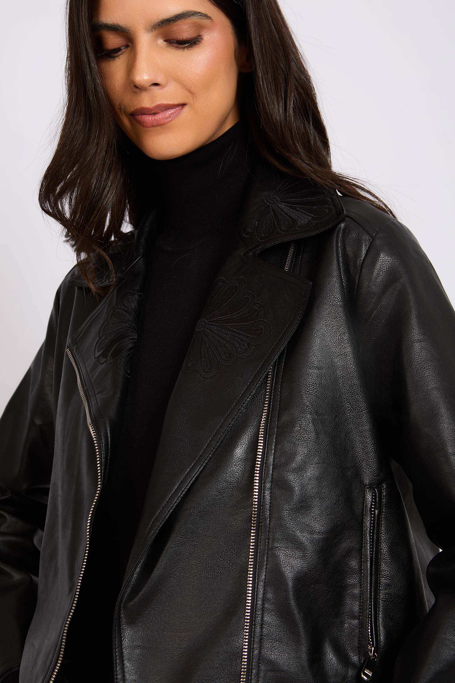 سترة نسائية عادية سوداء