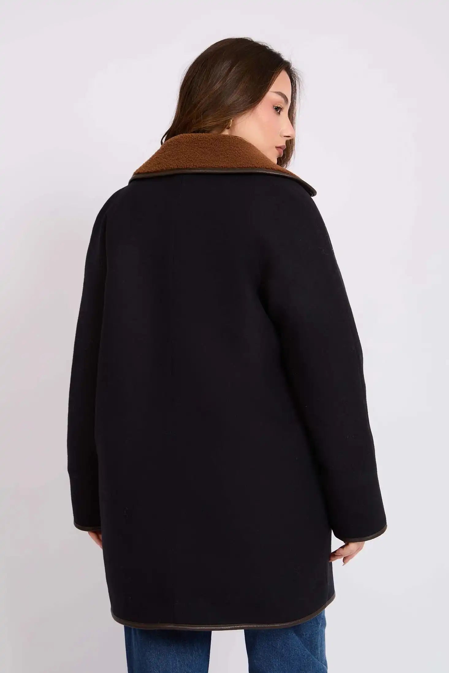 سترة نسائية عادية سوداء