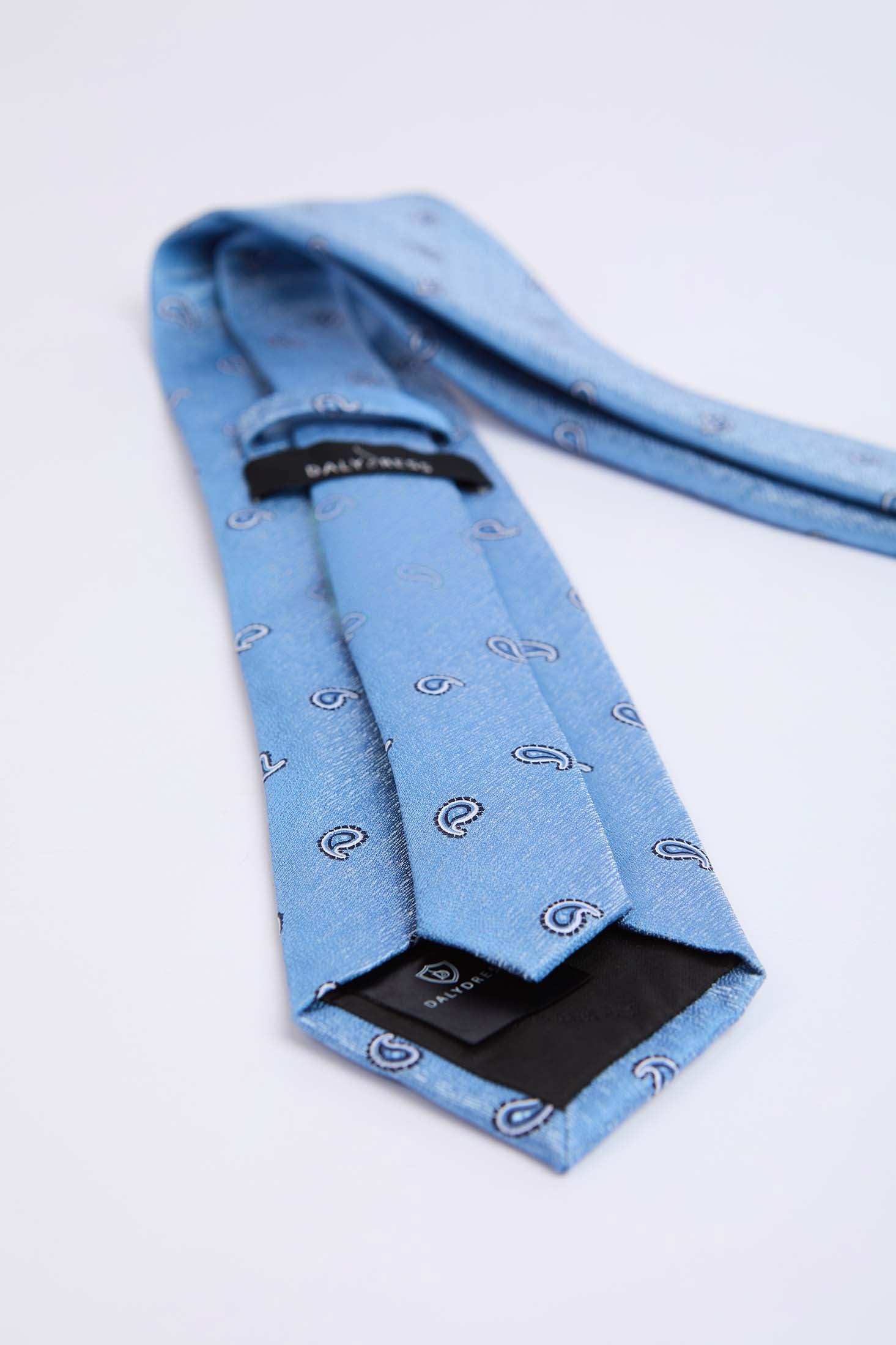 الرجال يربطون الأزرق