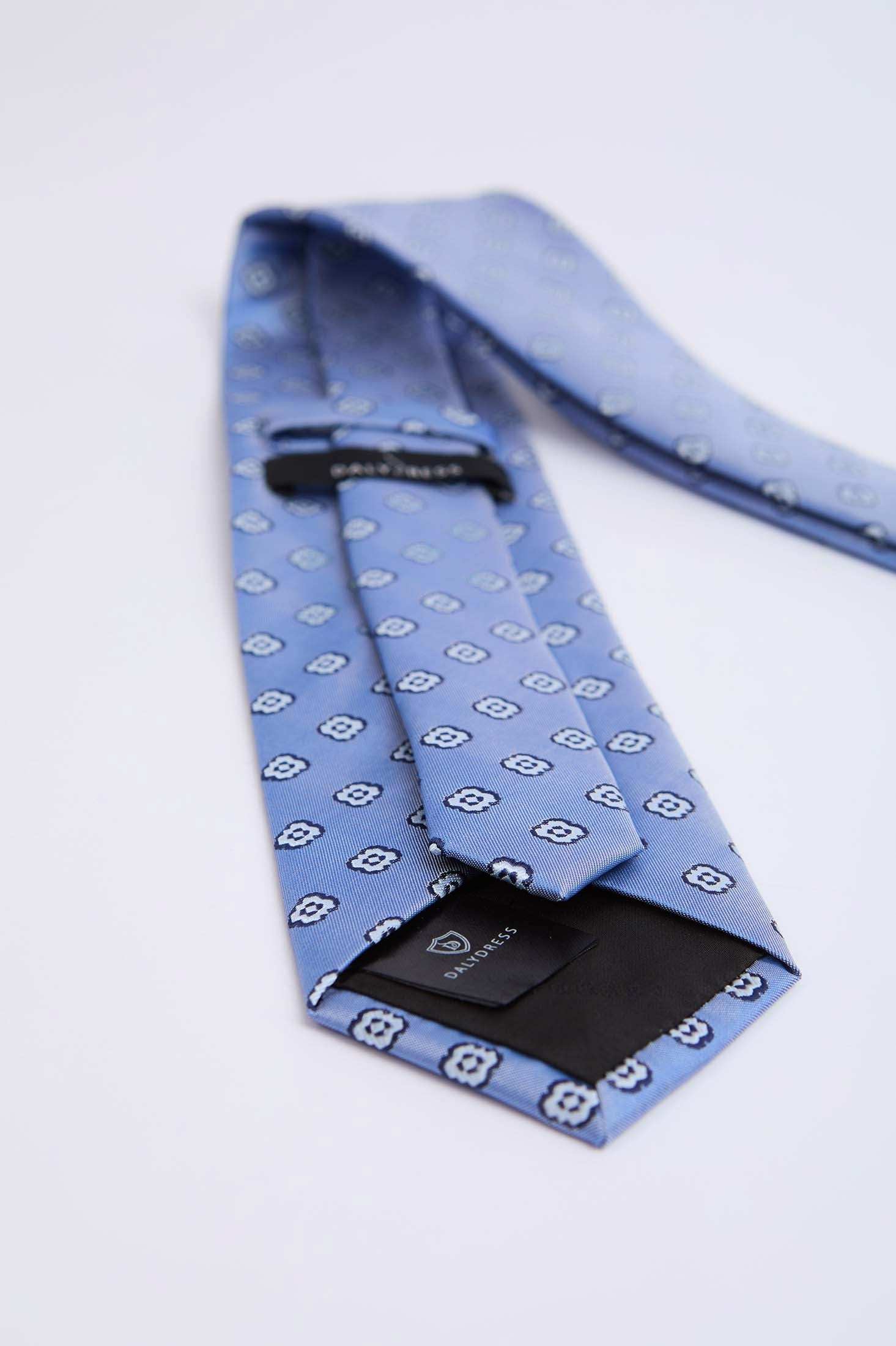 الرجال يربطون الأزرق