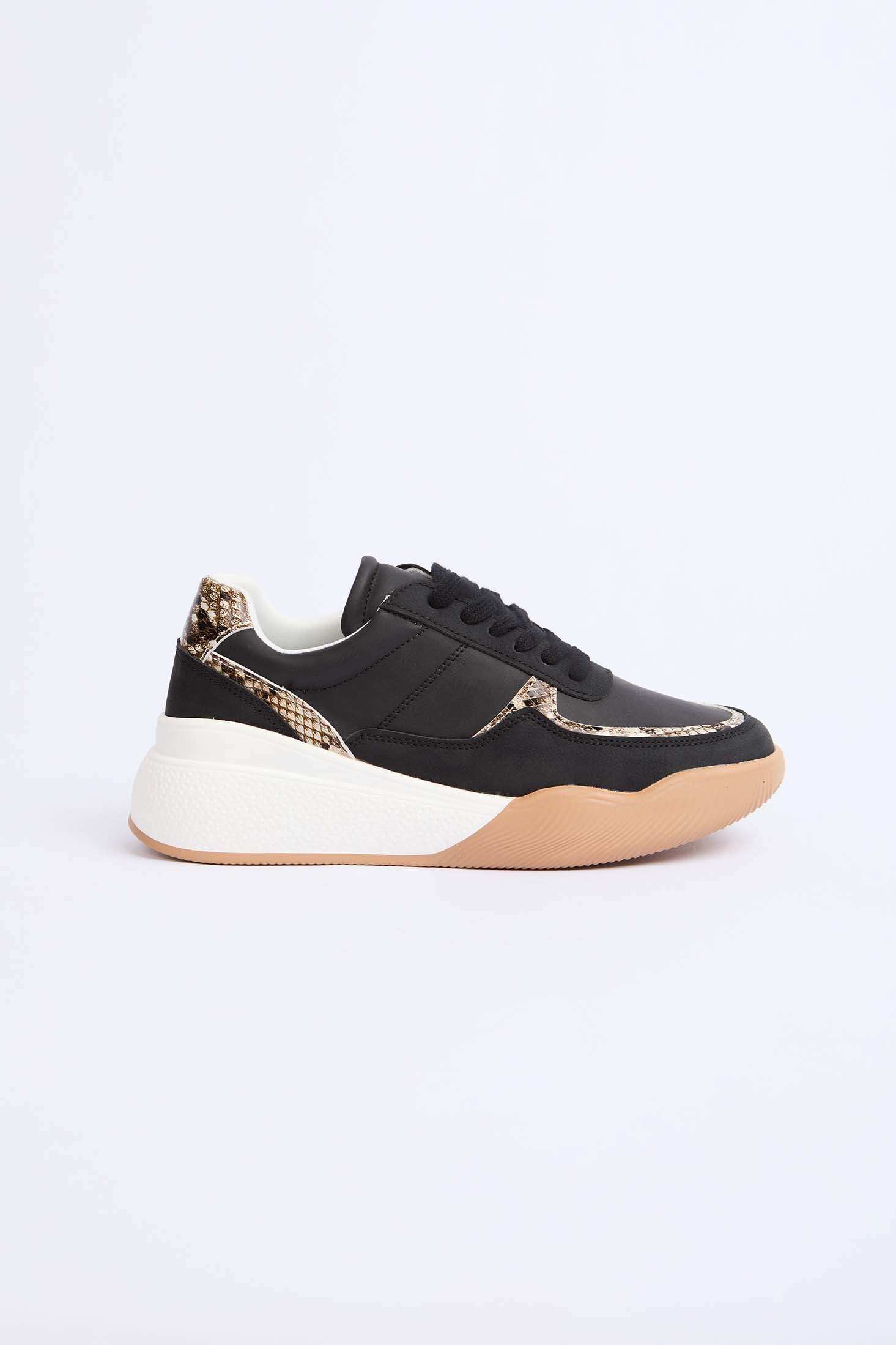 أحذية نسائية سوداء