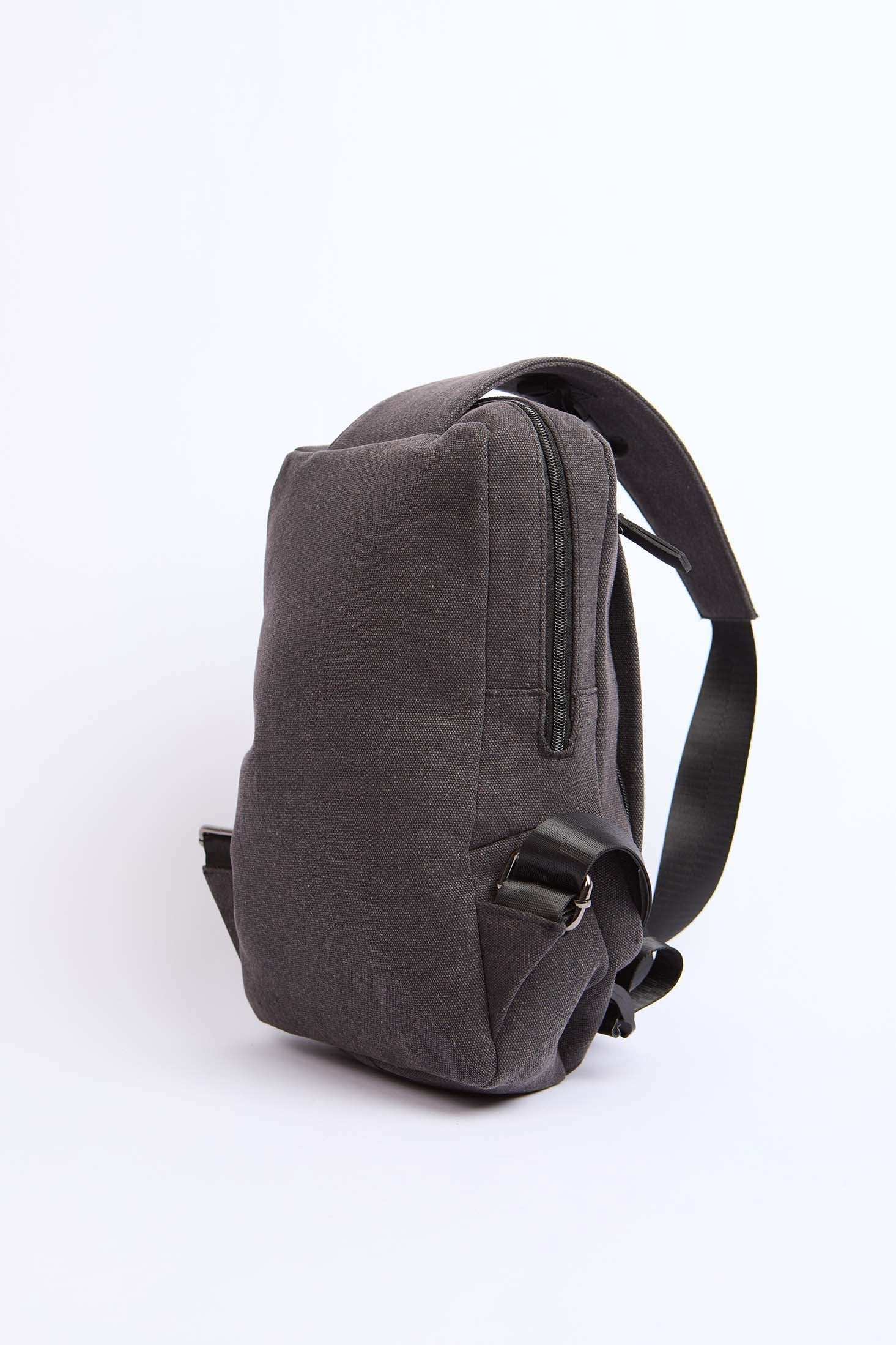 رجال يحملون حقيبة رمادية داكنة