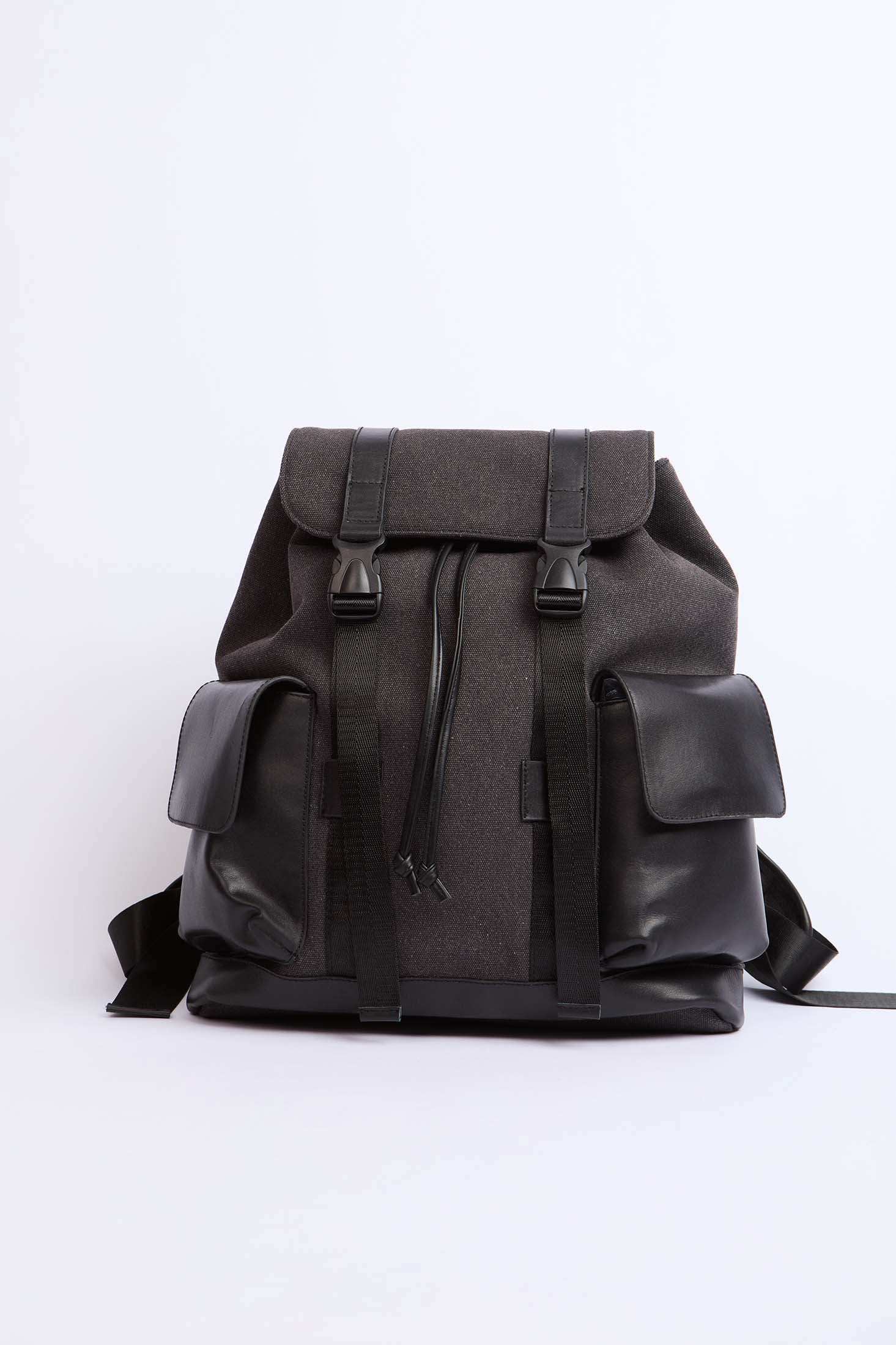 رجال يحملون الأسود