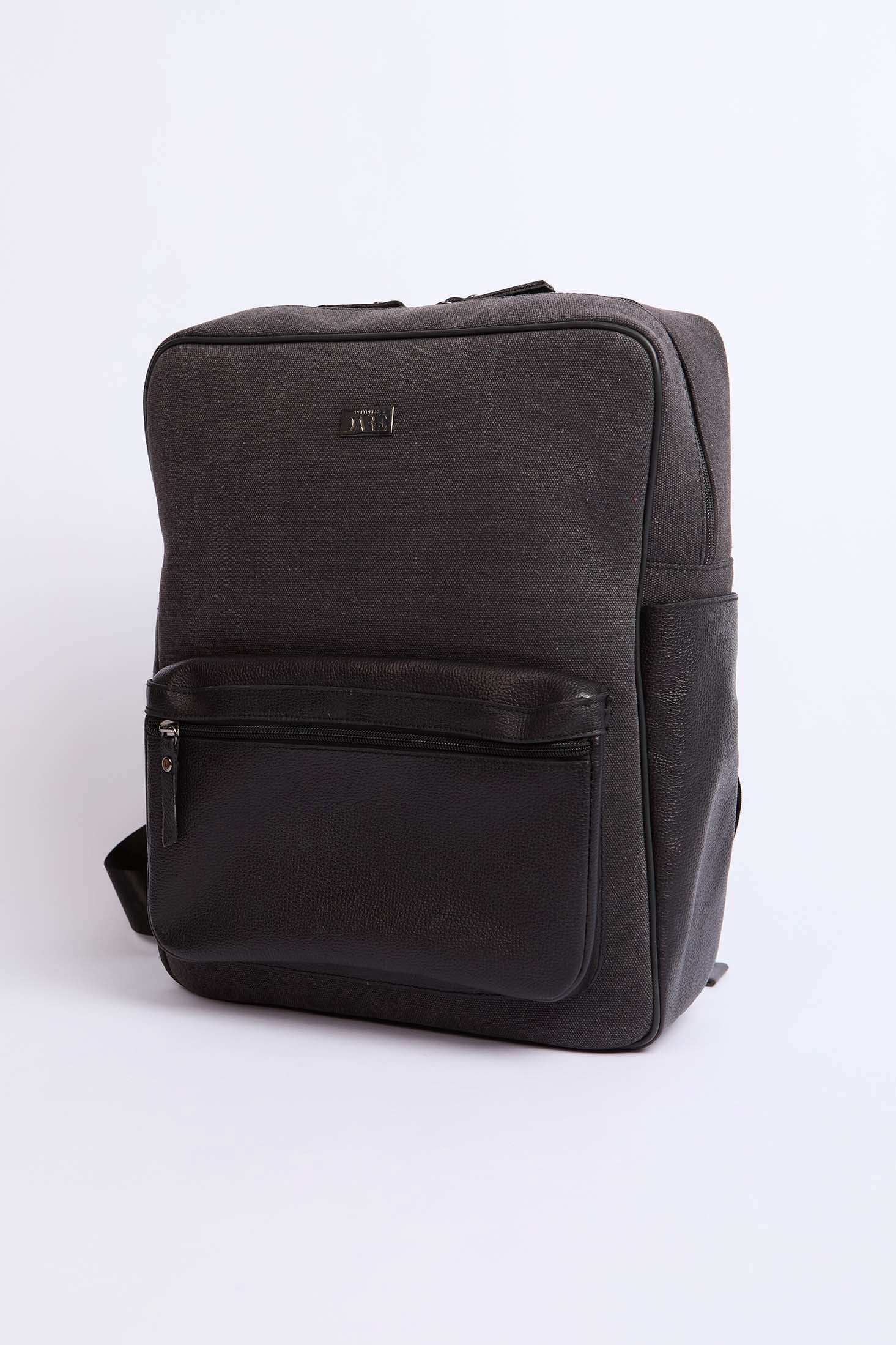 رجال يحملون الأسود