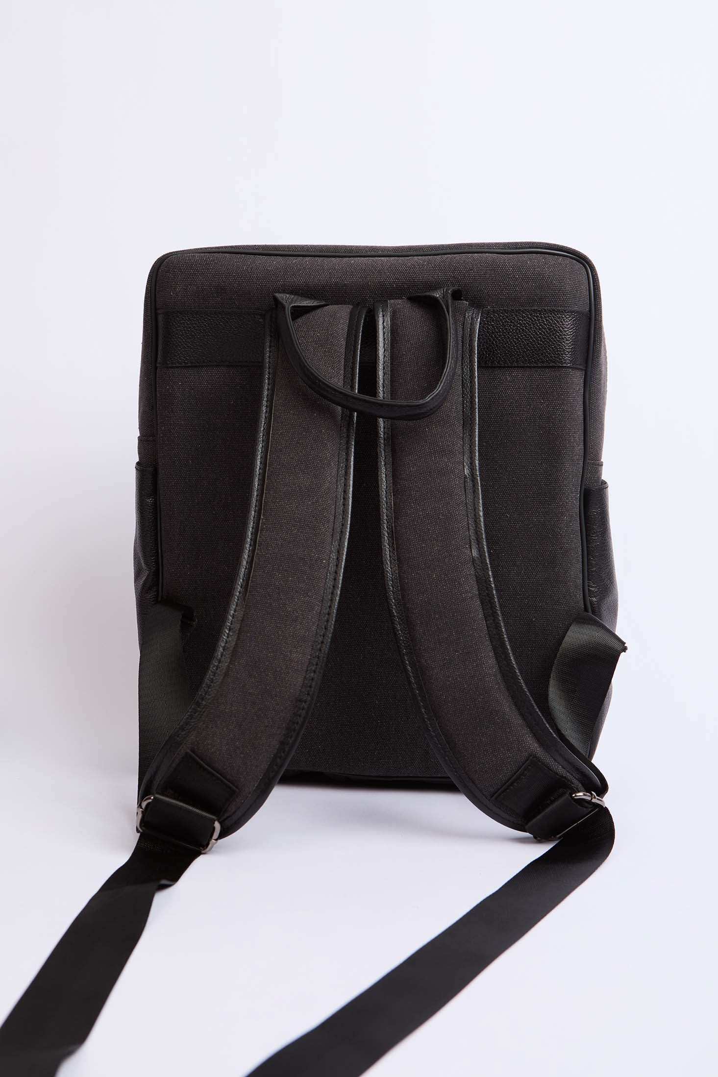 رجال يحملون الأسود