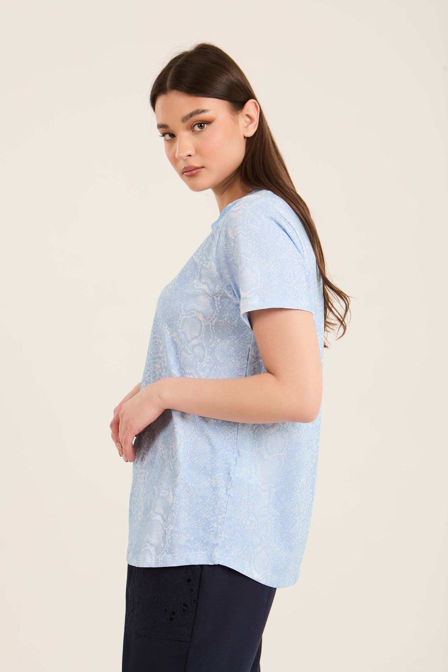 تيشيرت مريح بقصة عادية بطبعة الثعبان