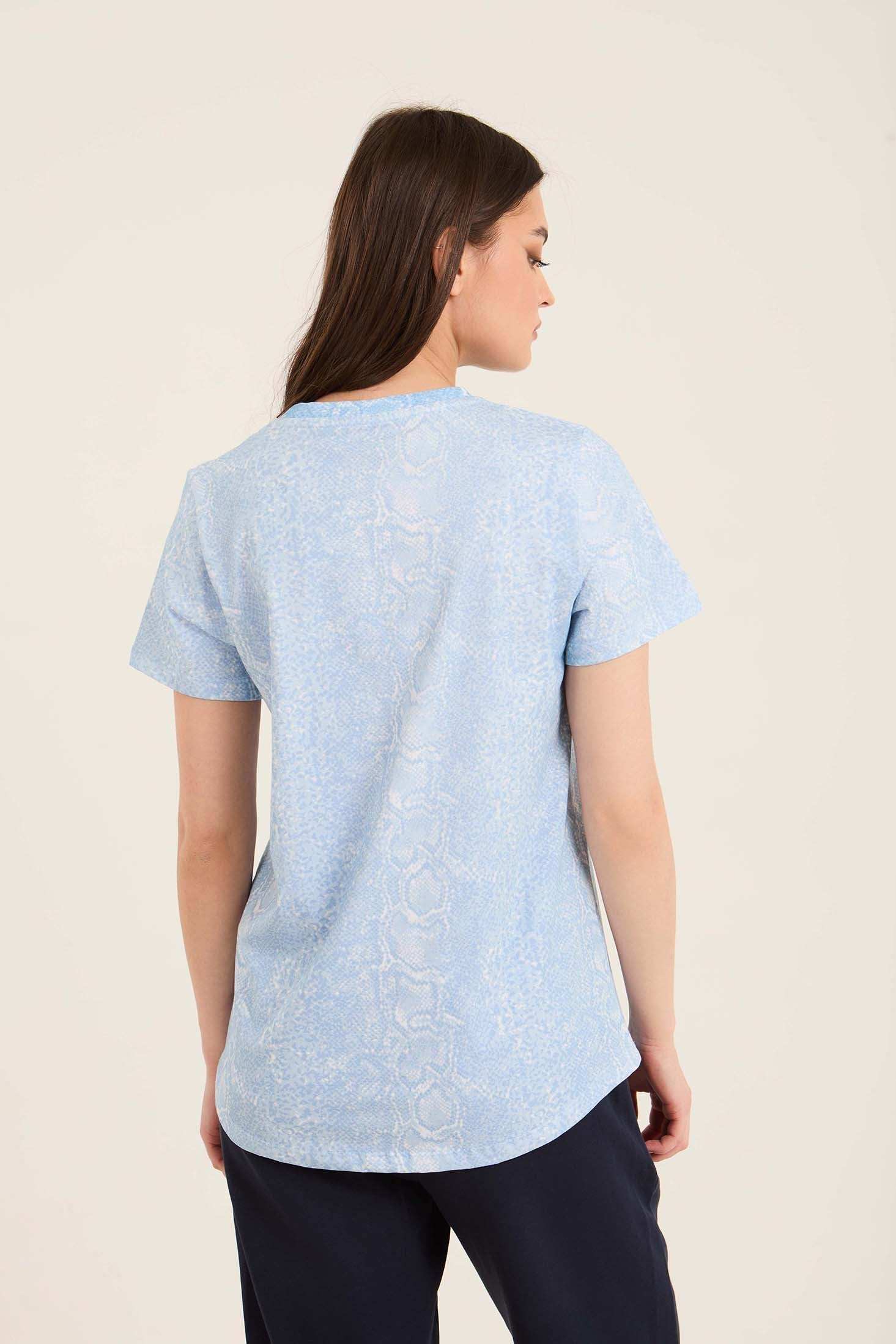 تيشيرت مريح بقصة عادية بطبعة الثعبان