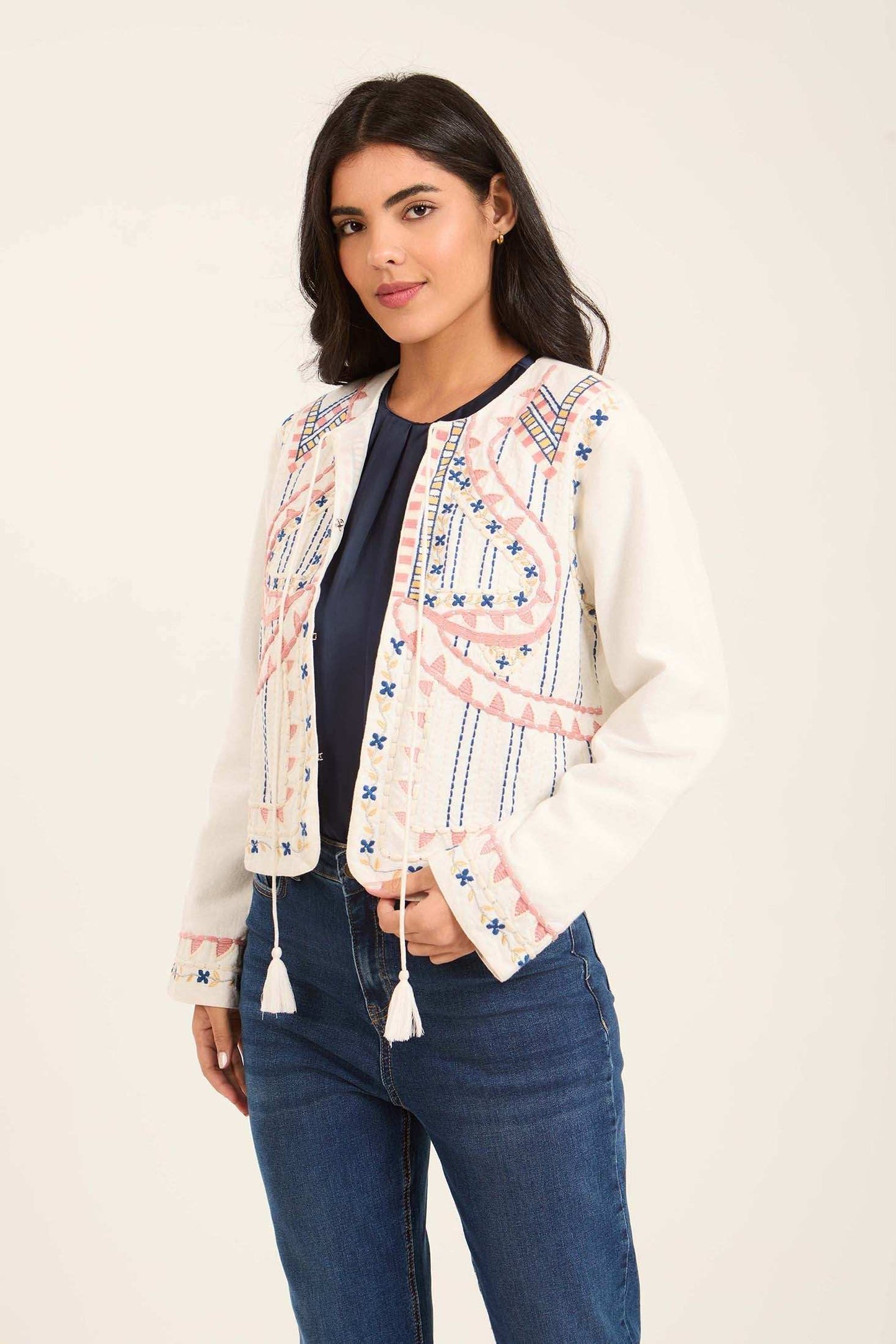 جاكيت مطرز مع نقشة بوهيمي