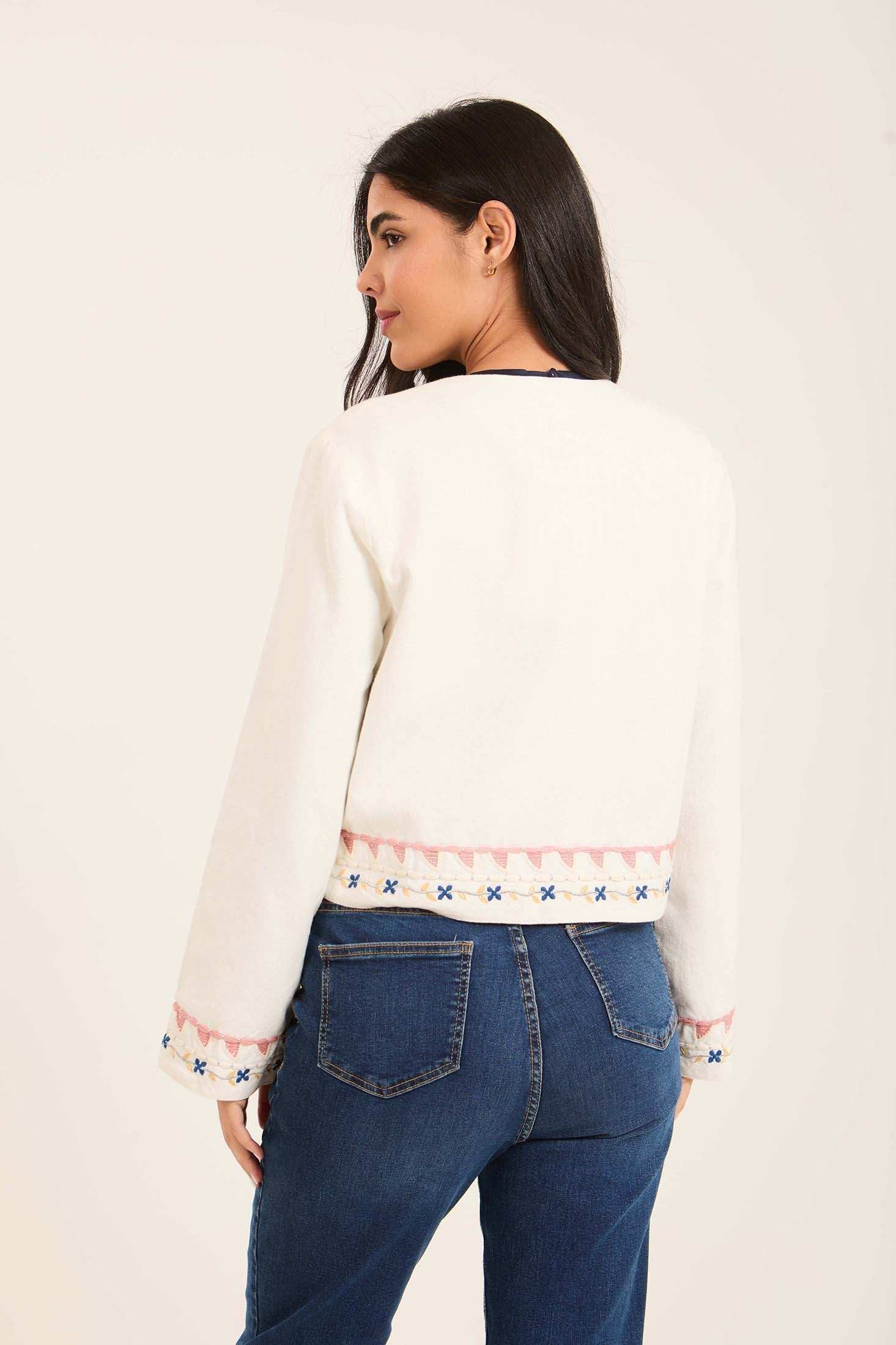 جاكيت مطرز مع نقشة بوهيمي