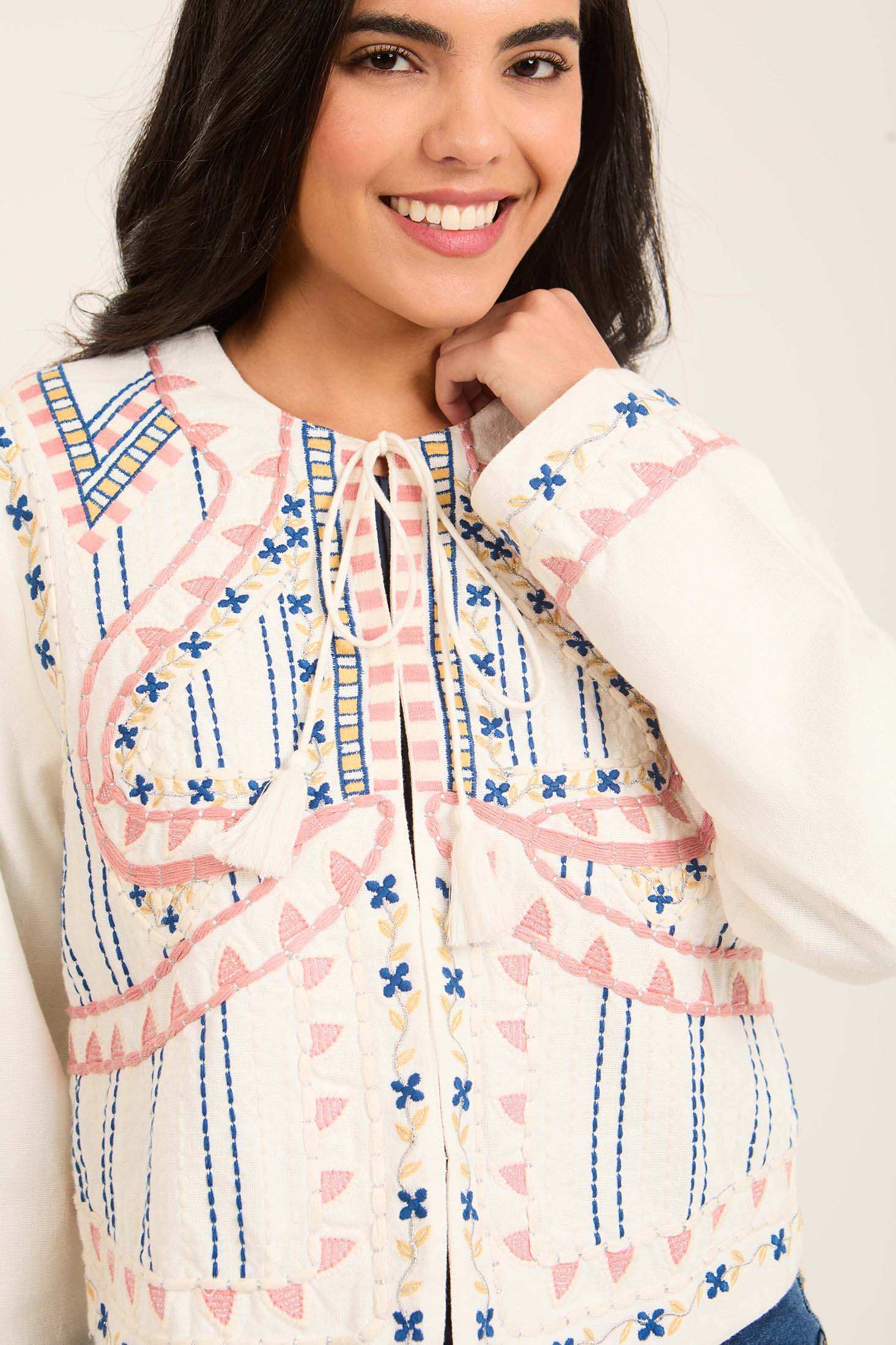 جاكيت مطرز مع نقشة بوهيمي