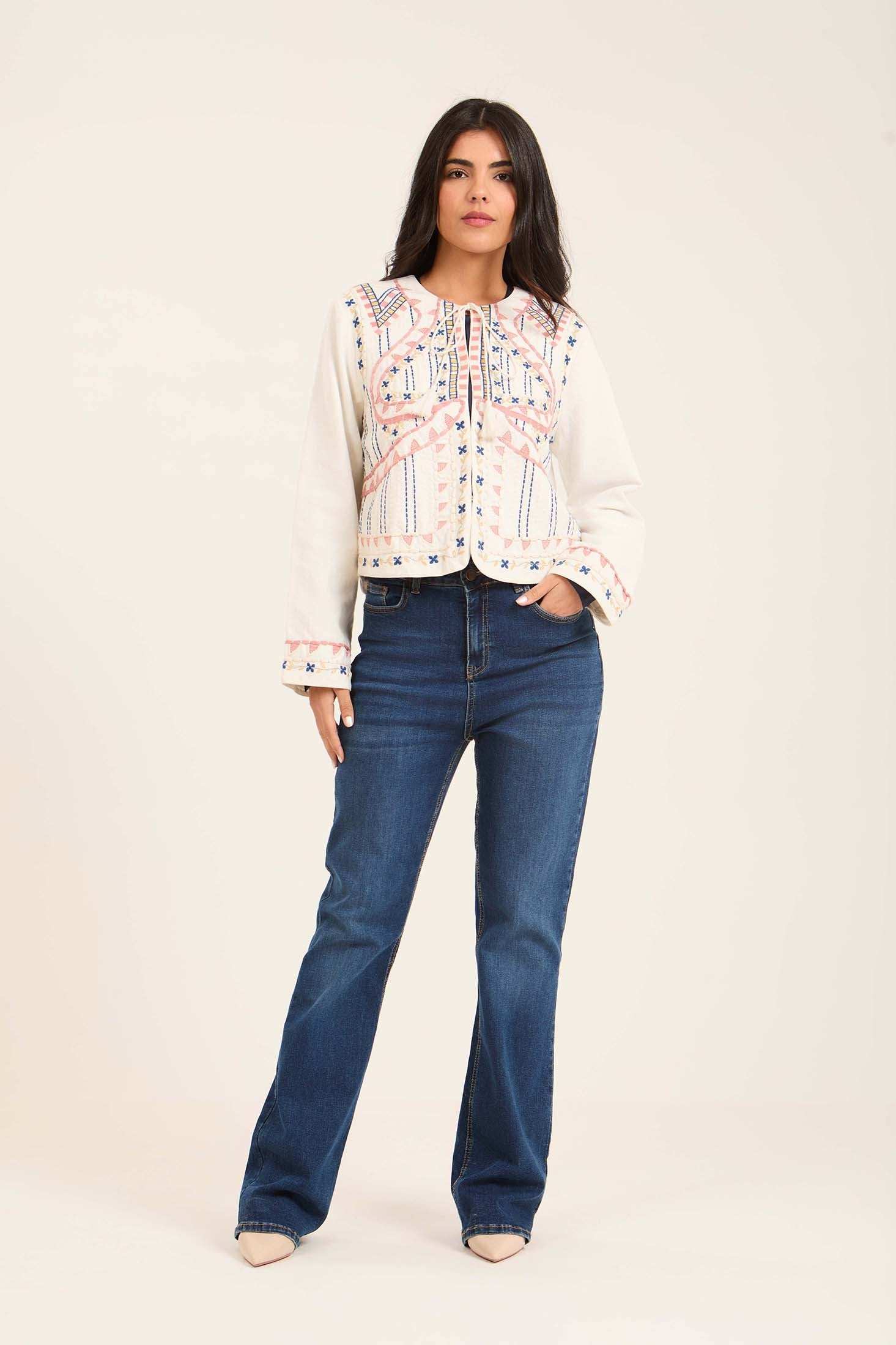 جاكيت مطرز مع نقشة بوهيمي