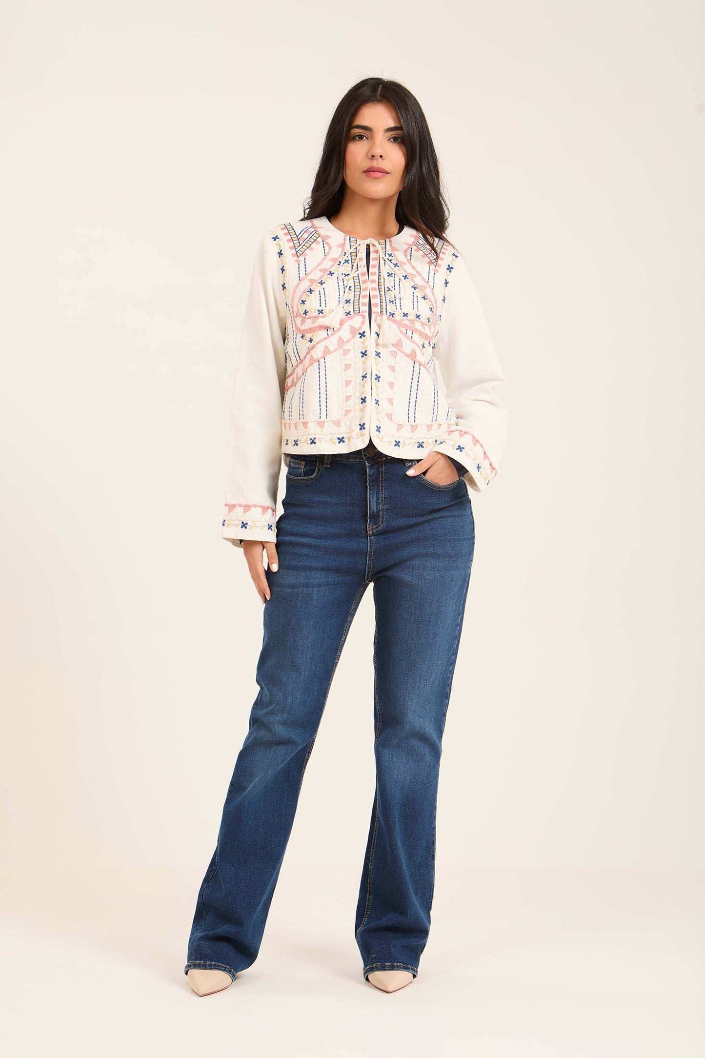 جاكيت مطرز مع نقشة بوهيمي