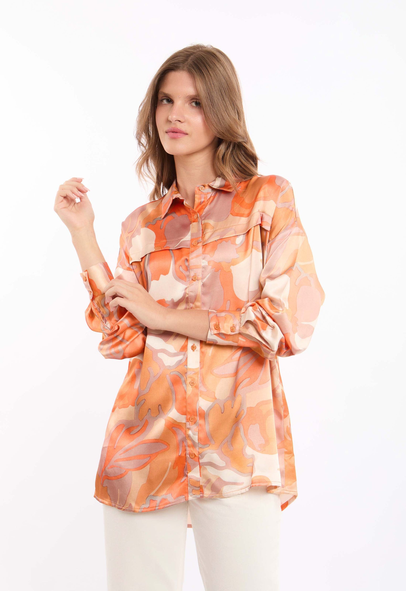 قميص بأزرار بنقشة فنية