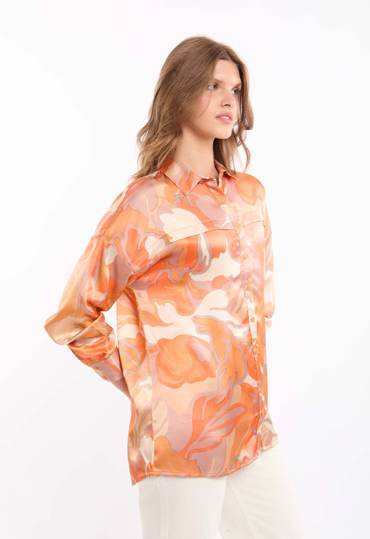 قميص بأزرار بنقشة فنية