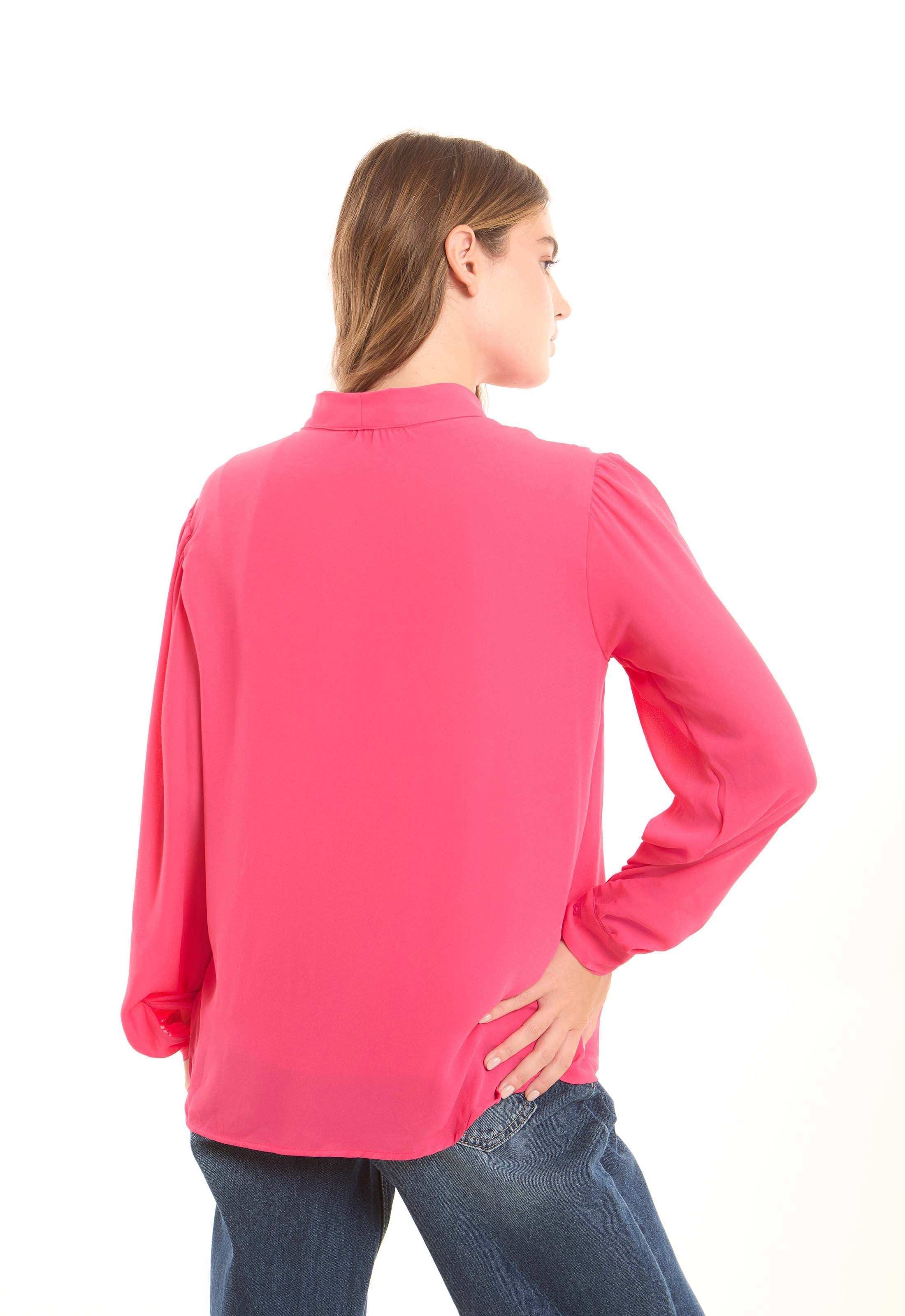 بلوزة سادة أنيقة بربطة عنق