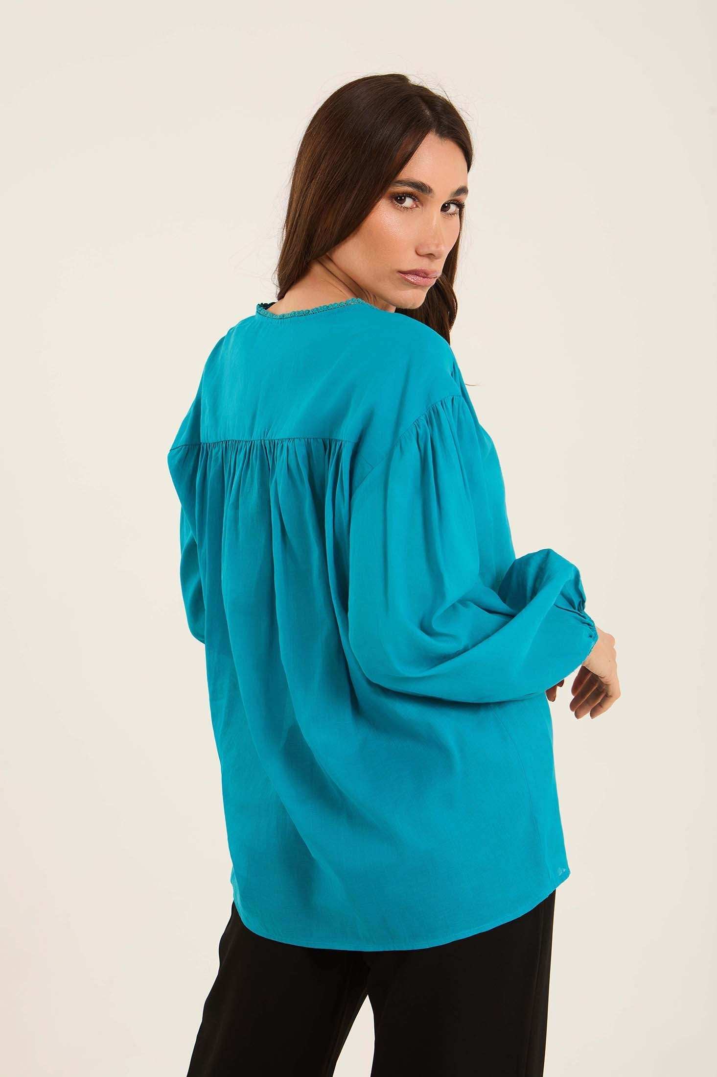 بلوزة كتان أنيقة بأزرار