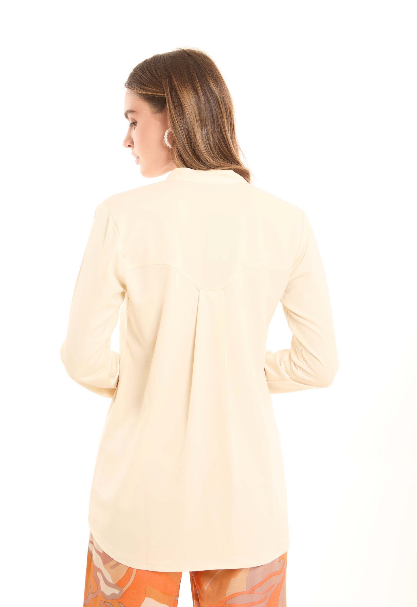 بلوزة بسيطة بأكمام طويلة وكسرات أمامية