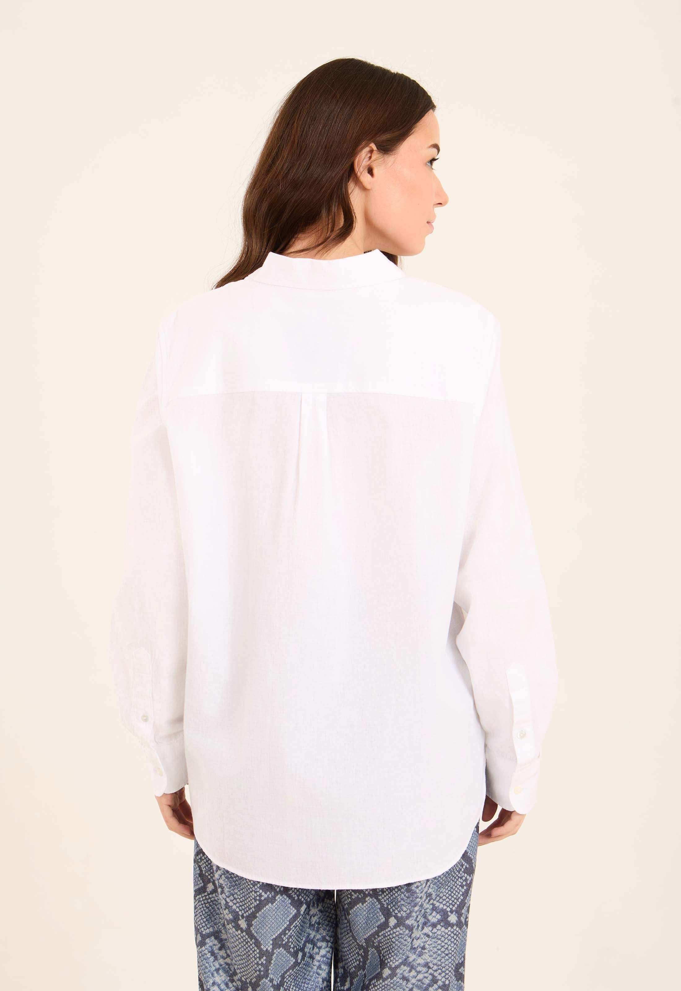 قميص كتان كلاسيكي بجيب أمامي