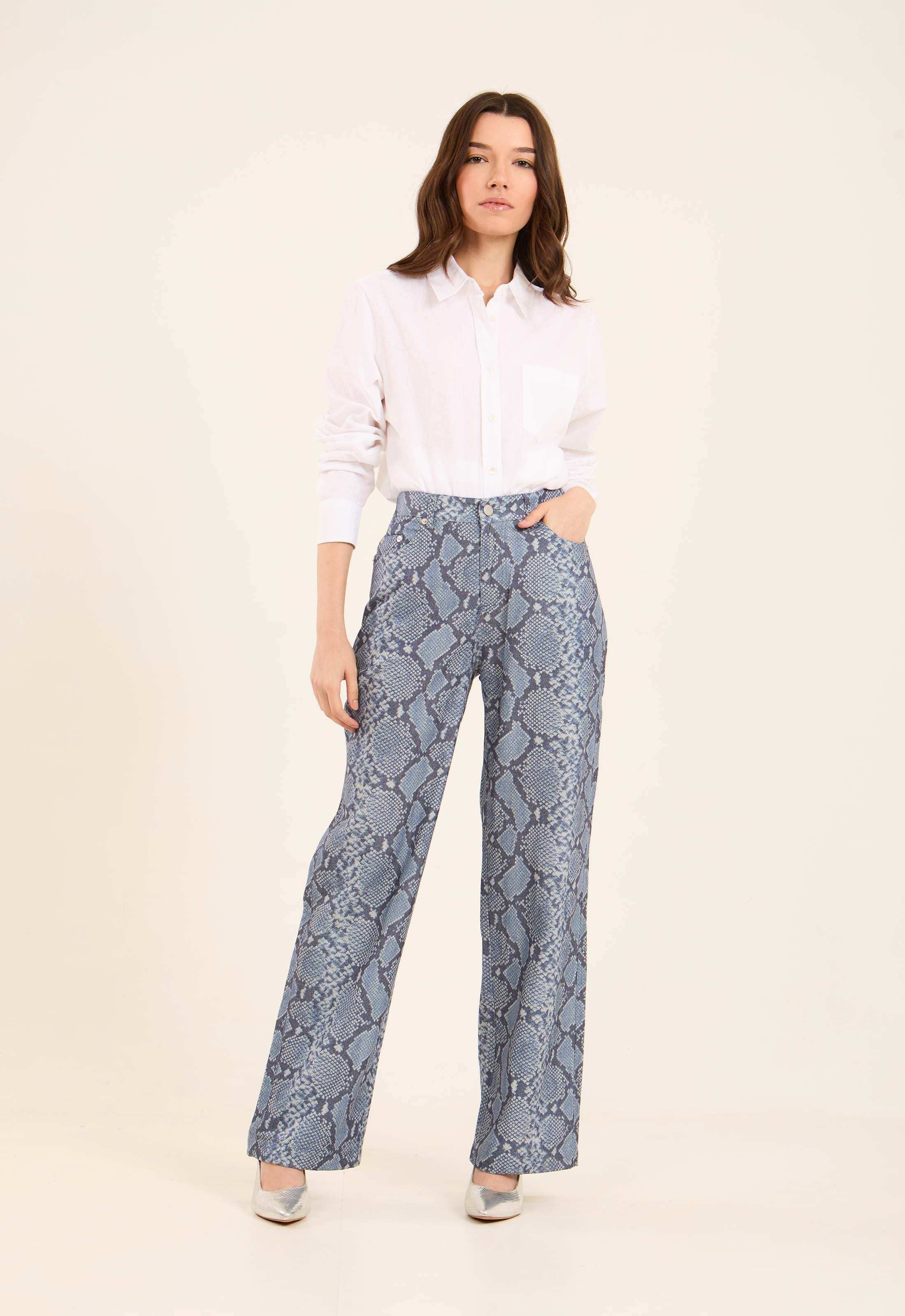 قميص كتان كلاسيكي بجيب أمامي