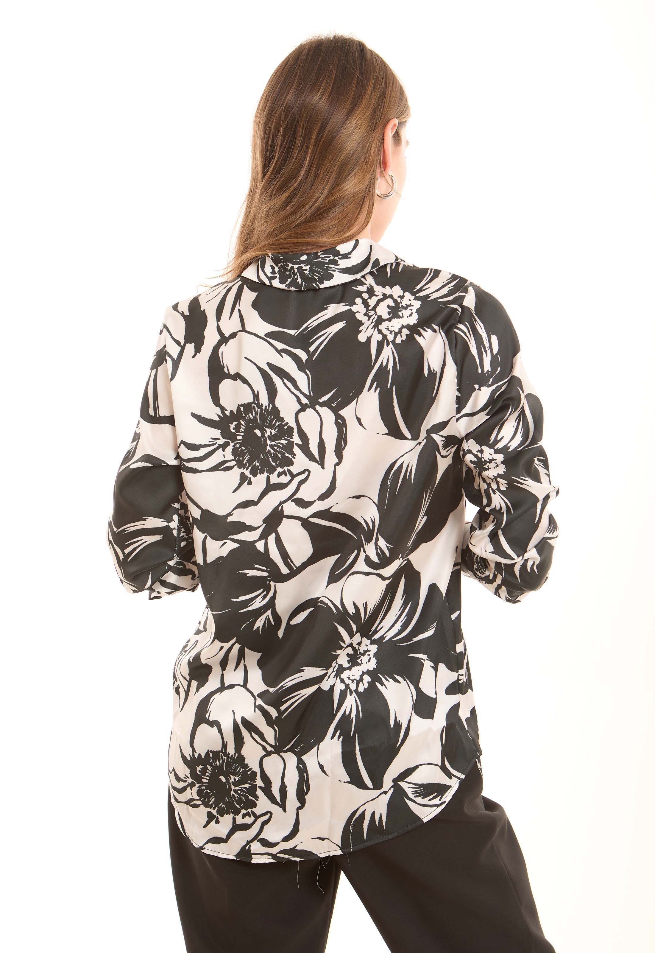 قميص بنقشة زهور جريئة وألوان زاهية