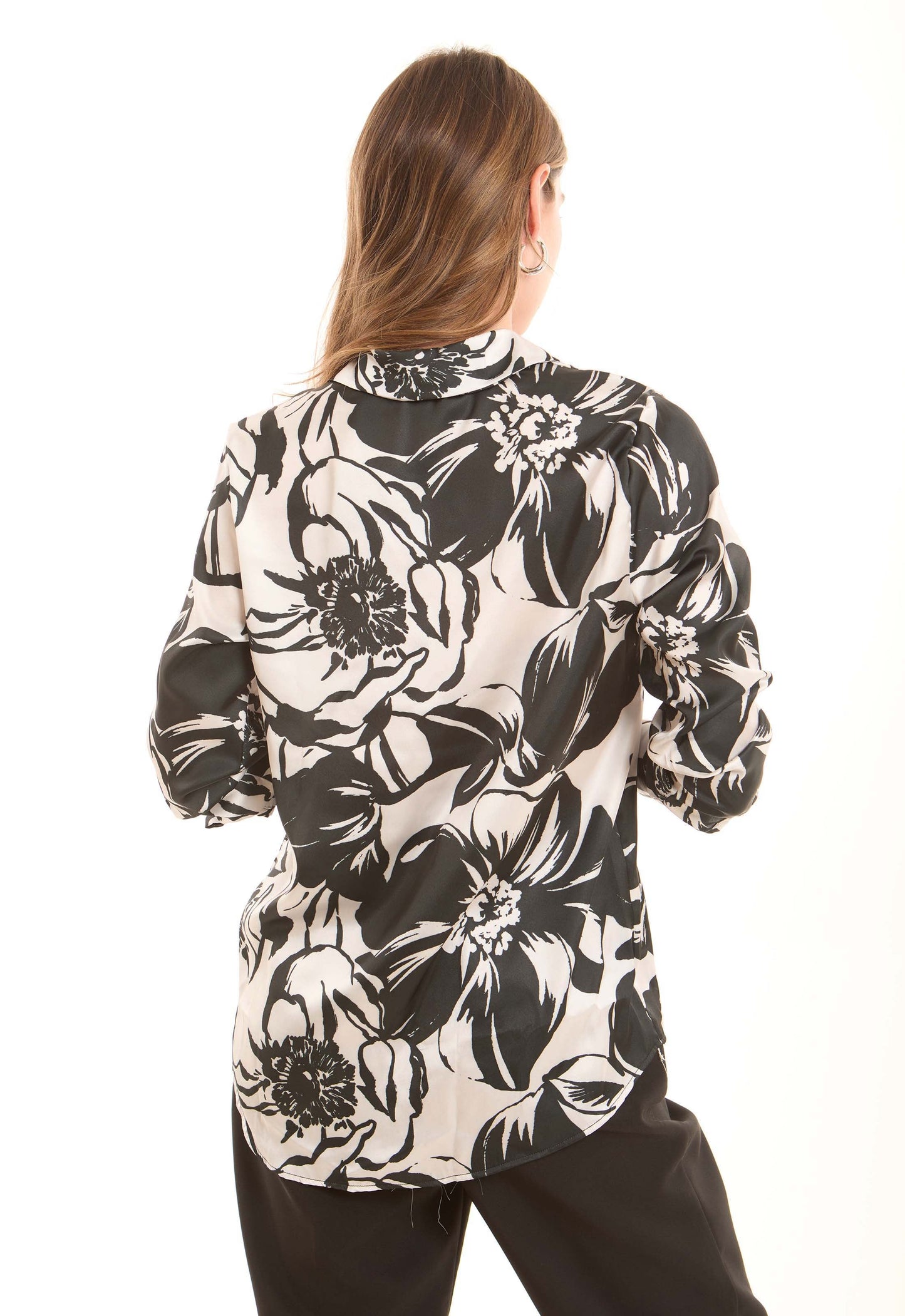 قميص بنقشة زهور جريئة وألوان زاهية