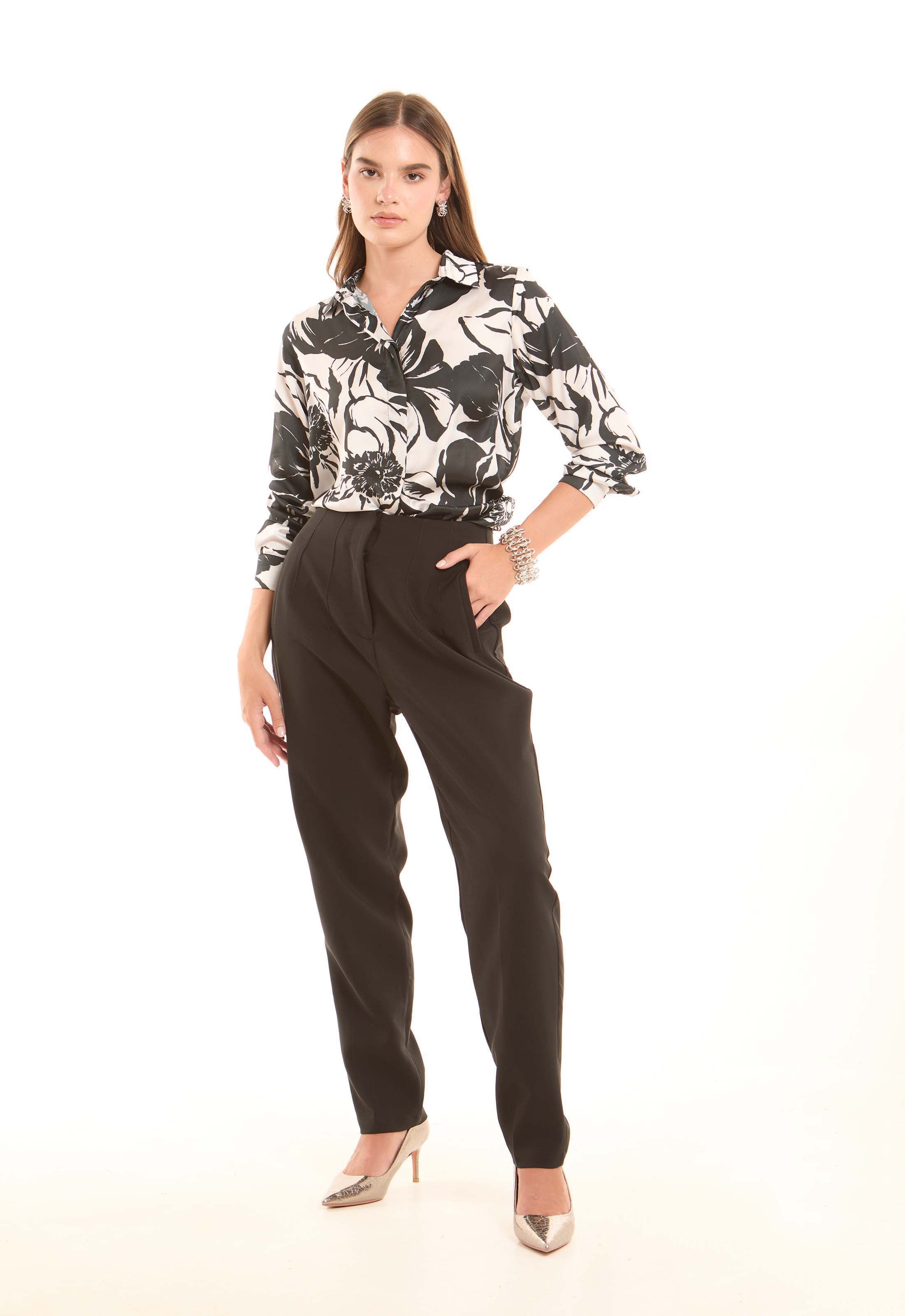 قميص بنقشة زهور جريئة وألوان زاهية