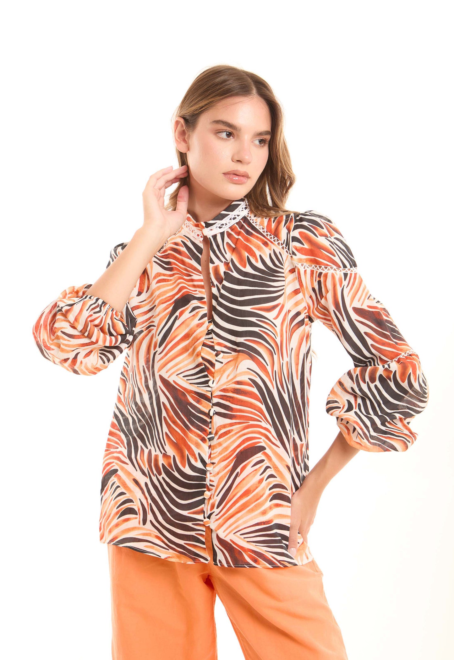 قميص مريح بملمس طبيعي