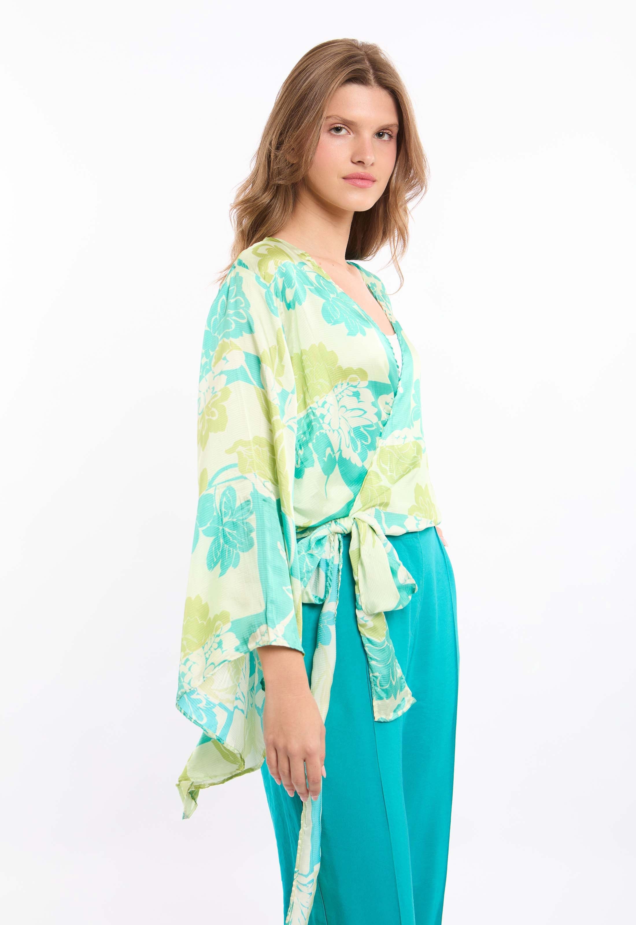 بلوزة ملفوفة بأكمام كيمونو