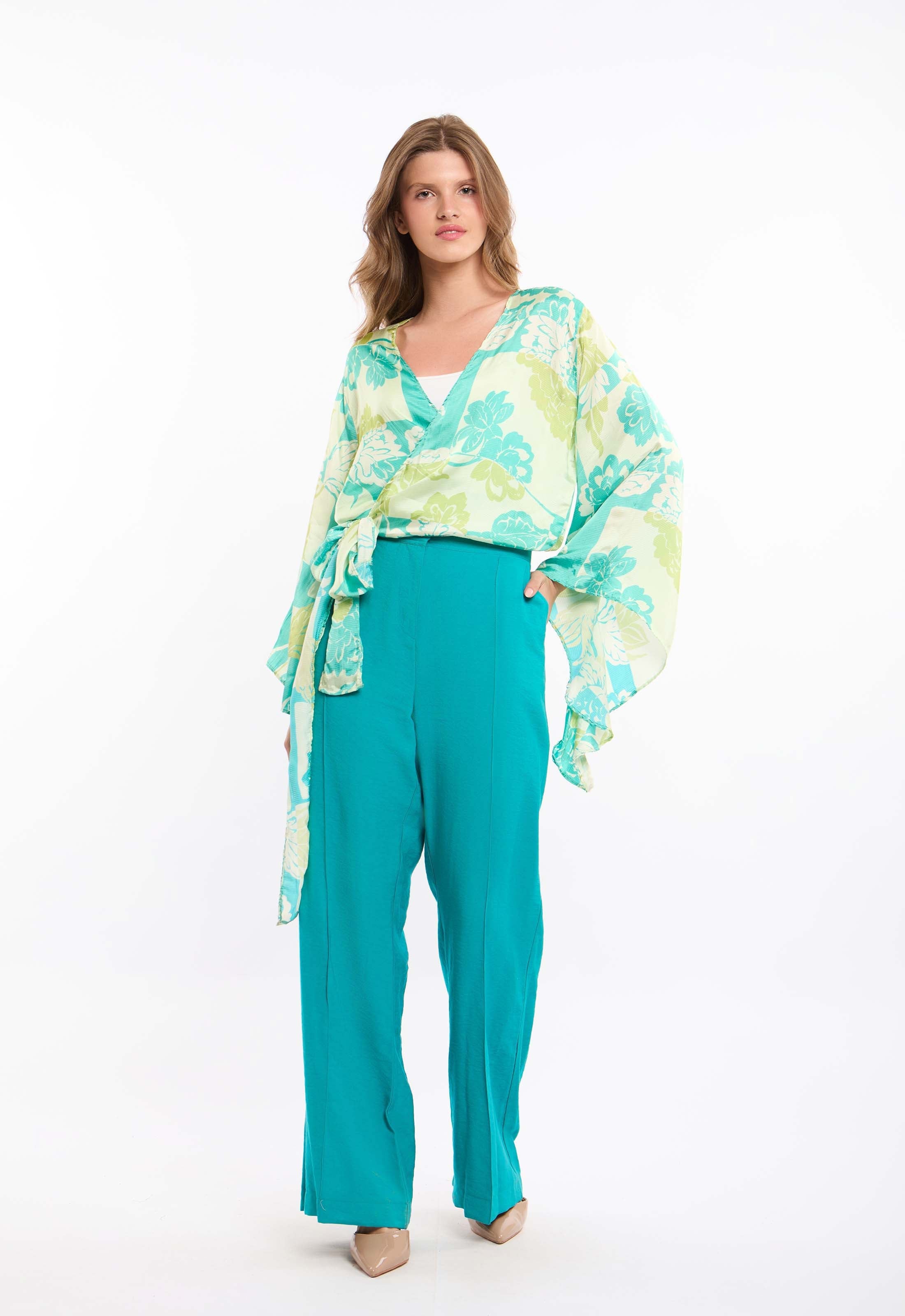 بلوزة ملفوفة بأكمام كيمونو