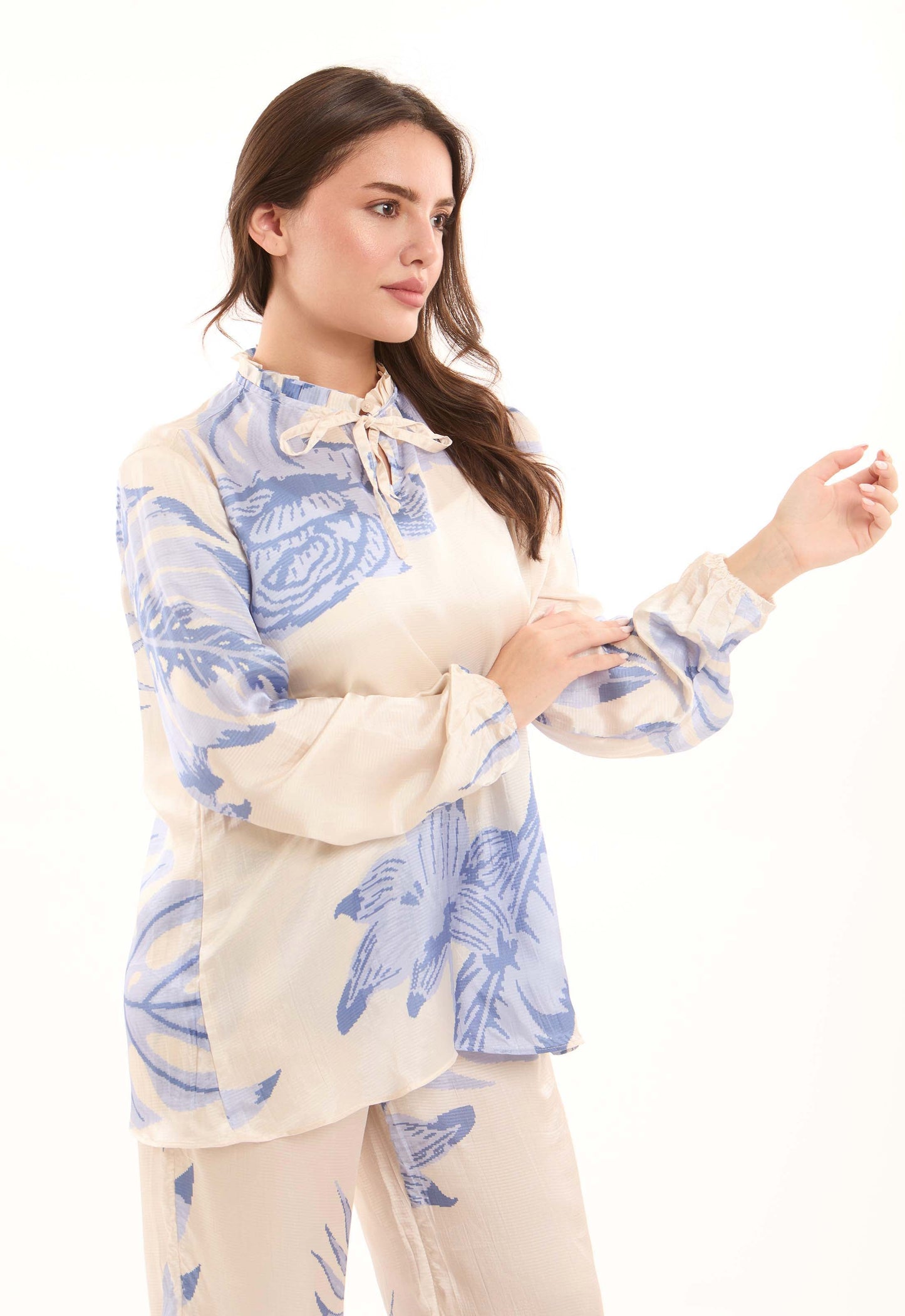 بلوزة ناعمة بنقشة زهور وياقة برباط